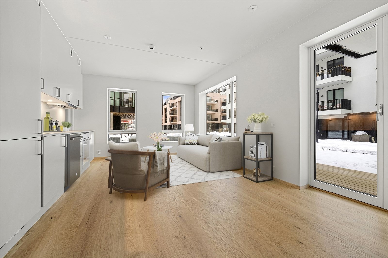 Store vindusflater og en generøs takhøyde gir en lys og luftig atmosfære. Bildet er digitalt stylet. Galleribilde