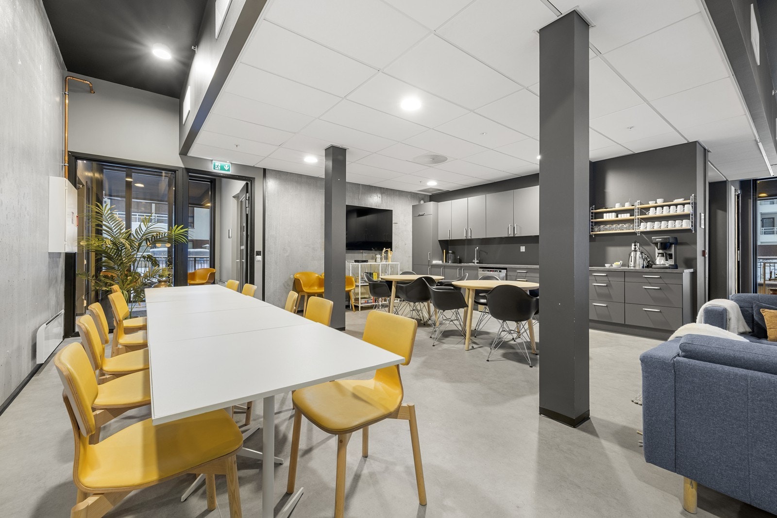 Fellesrommet er utstyrt med langbord, sittegrupper og et fullverdig kjøkken. Galleribilde