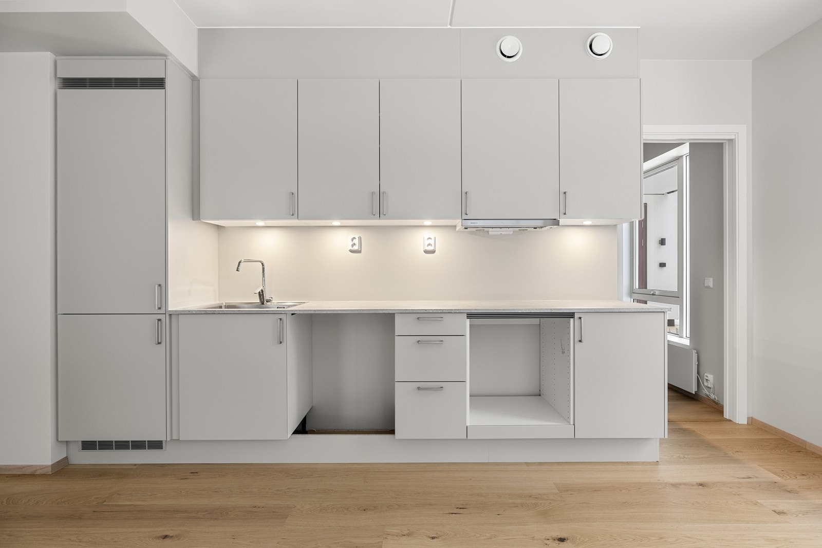 Kjøkkeninnredning med slette fronter og god oppbevaringsplass i over- og underskap. Galleribilde