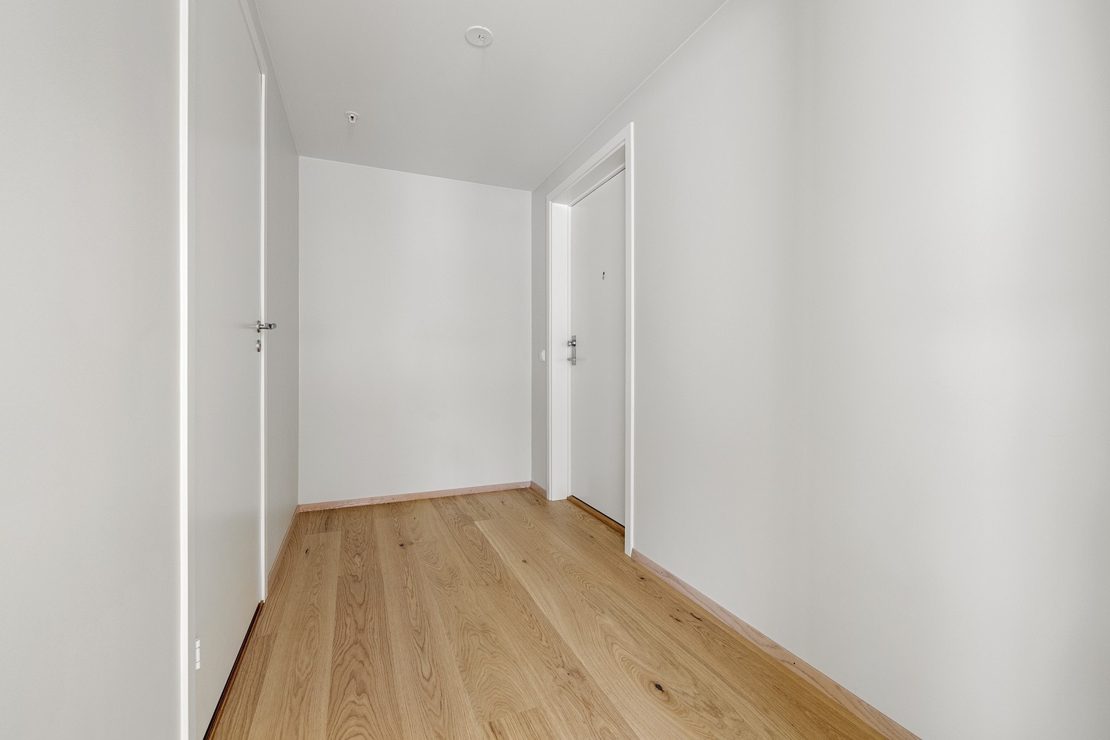 Innbydende entré med eikeparkett som er gjennomgående i leiligheten. Galleribilde