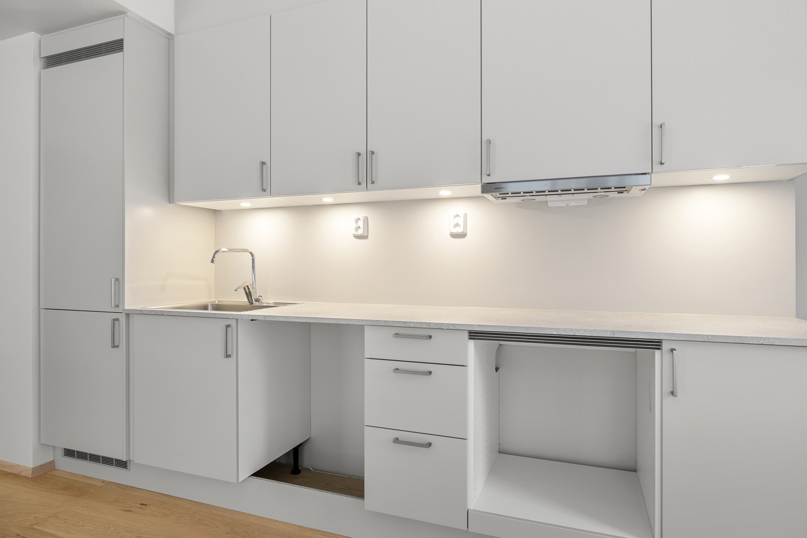 Det er klargjort for integrering av stekeovn, platetopp og oppvaskmaskin. Galleribilde