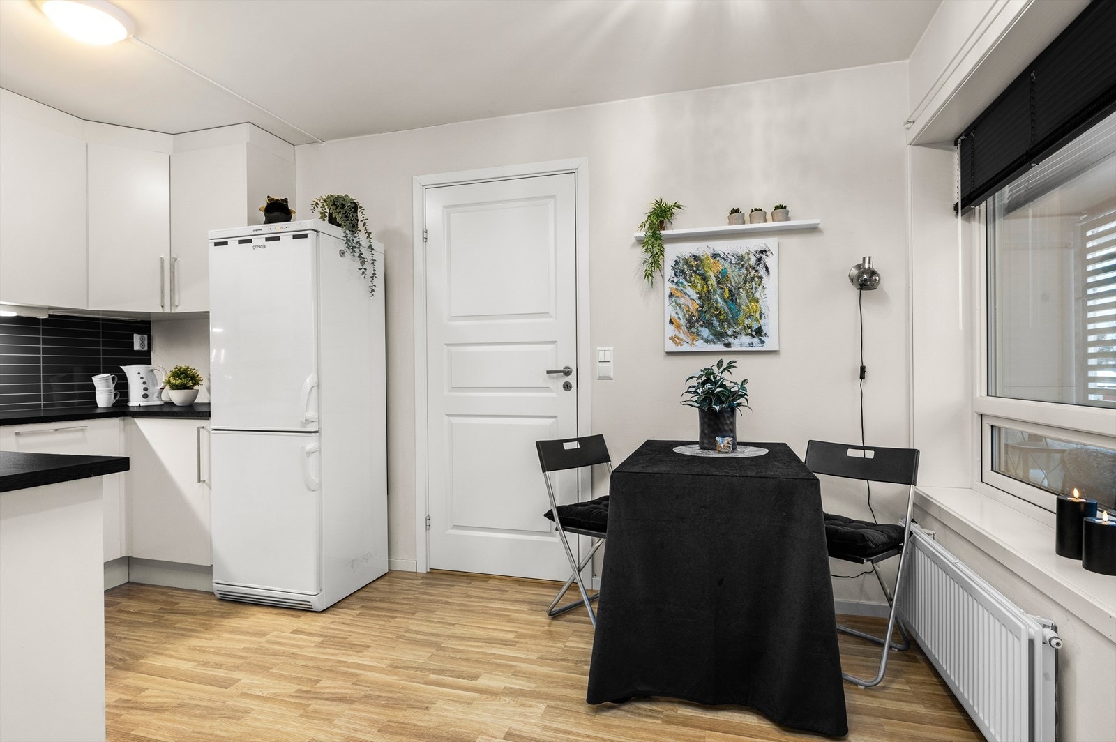 Kjøkken er nytt fra 2013 og inneholder blant annet integrerte hvitevarer som stekevon, oppvaskmaskin med bestikkhylle, platetopp med boost- og induksjon Galleribilde