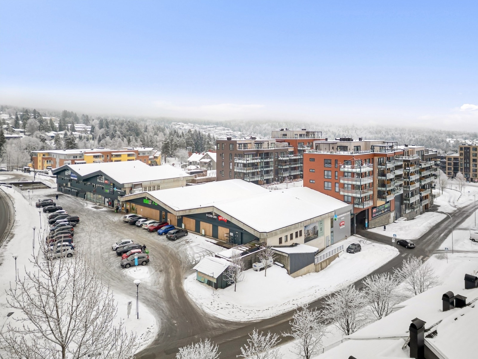 Konnerudsenteret har bl.a. dagligvarebutikker, spisesteder, frisør, apotek og treningssenter. Det er gangavstand til barnehager og skoler. Galleribilde