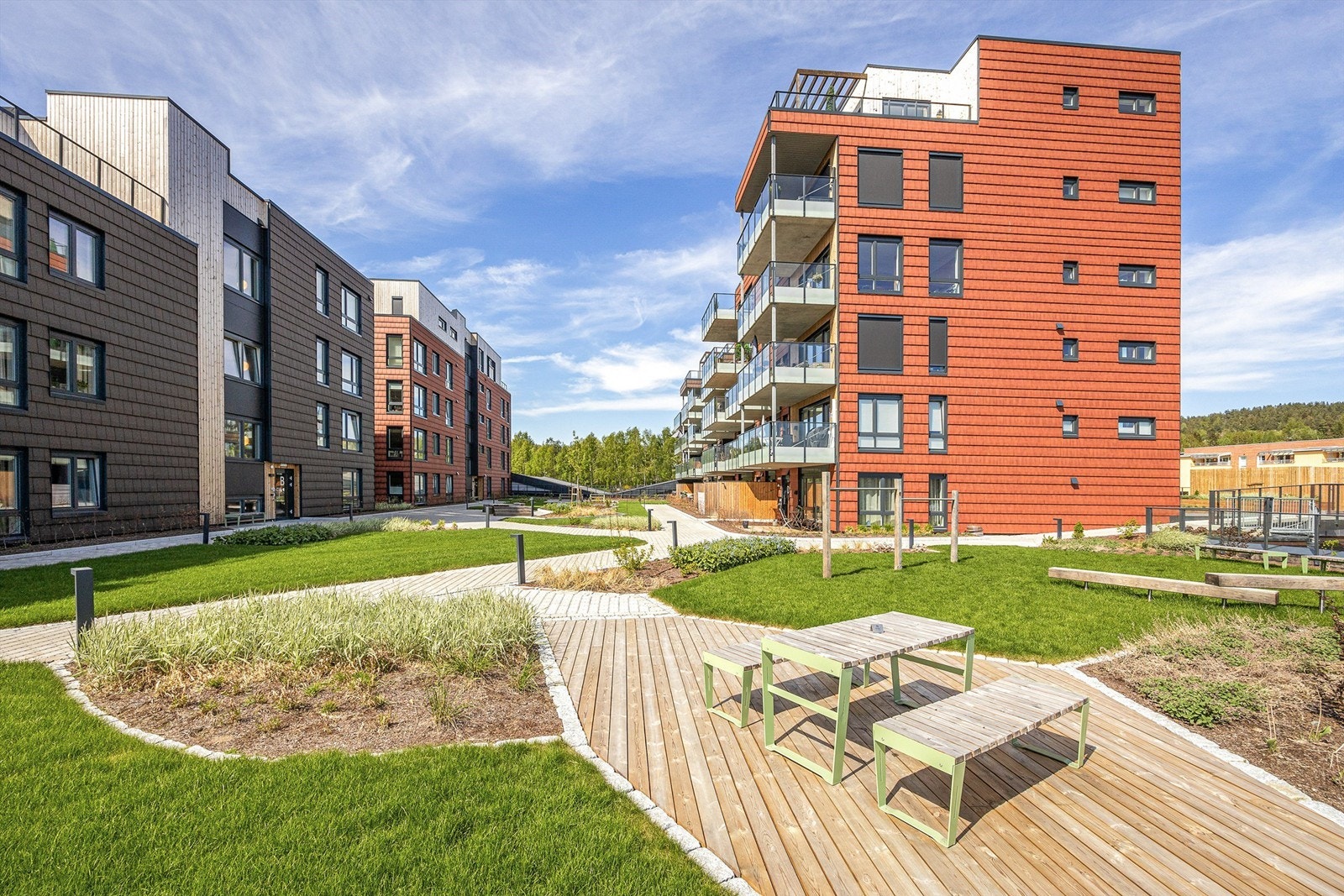 Felles atrium opparbeidet med internveier, beplantning og sitteplasser Galleribilde