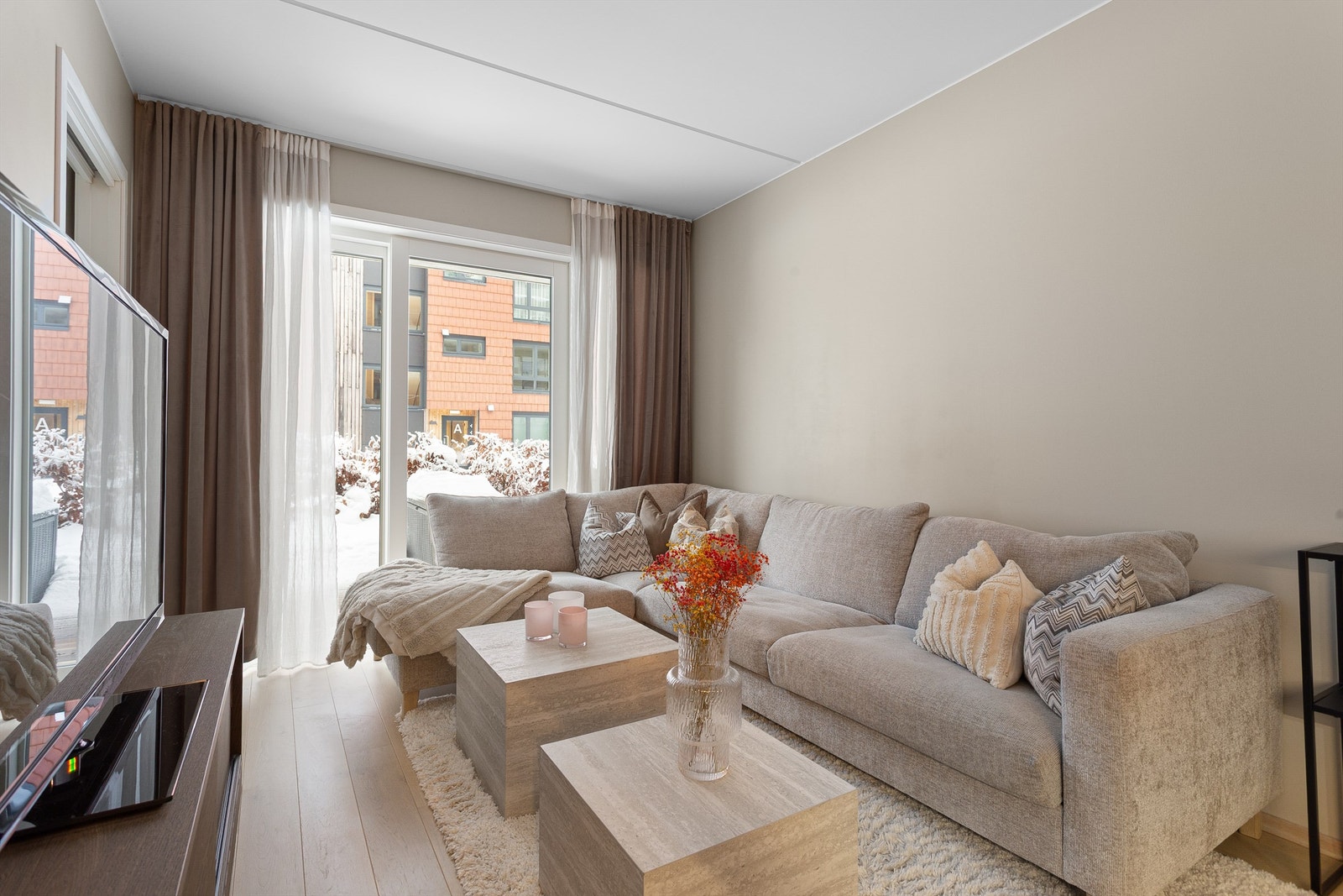 Leiligheten innbydende med gode materialvalg på alle overflater - nymalt i lekre lyse farger - lyse pene parkettgulv Galleribilde