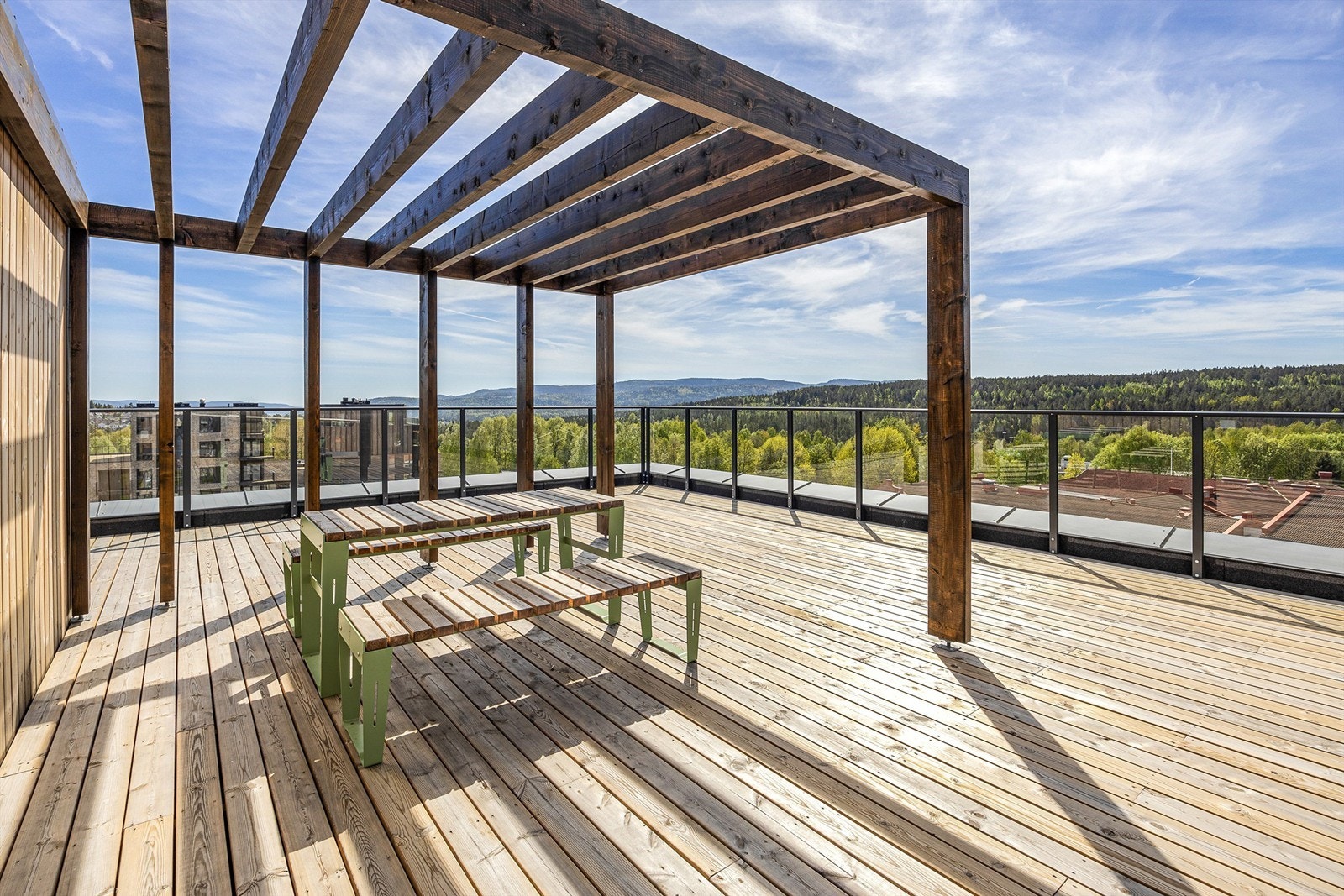 Borettslaget har tilgang til felles takterrasse med pergola og suveren utsikt Galleribilde