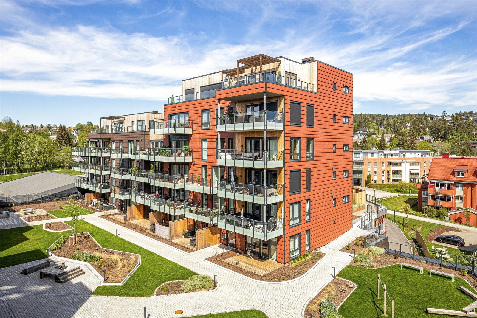 Borettslaget har et pent atrium som kun er for beboere og felles takterrasse (bilde fra tidligere salg på sommerstid) Galleribilde