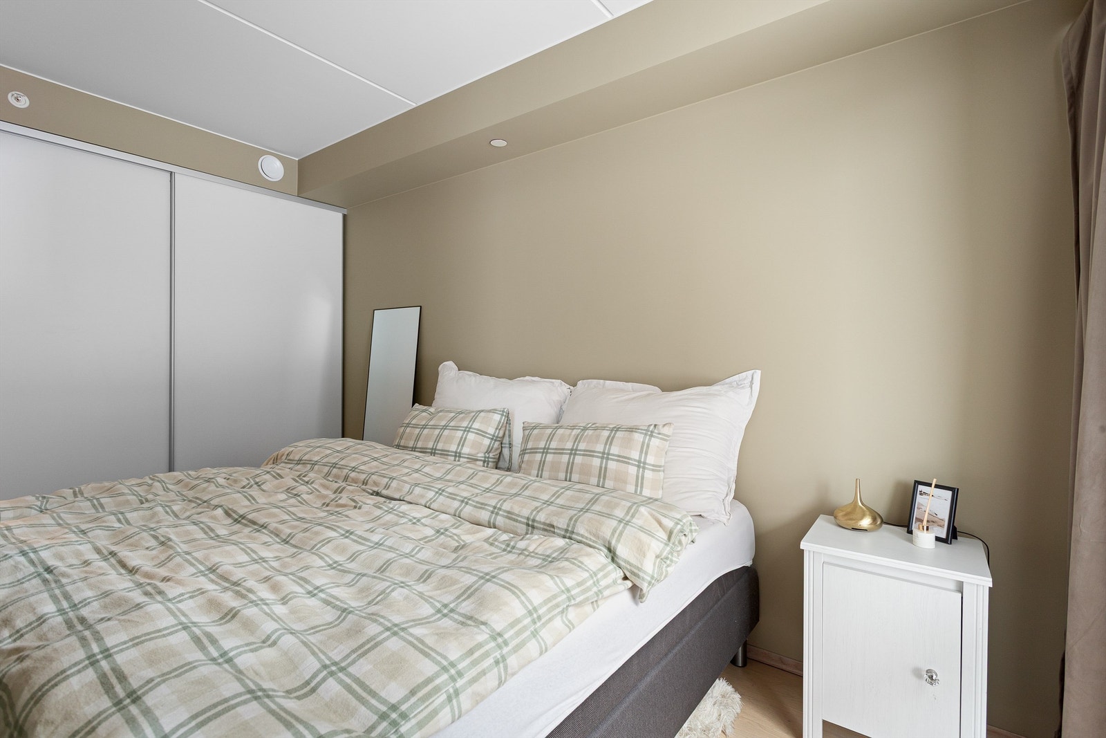 Soverom med skyvedørsgarderobe Galleribilde