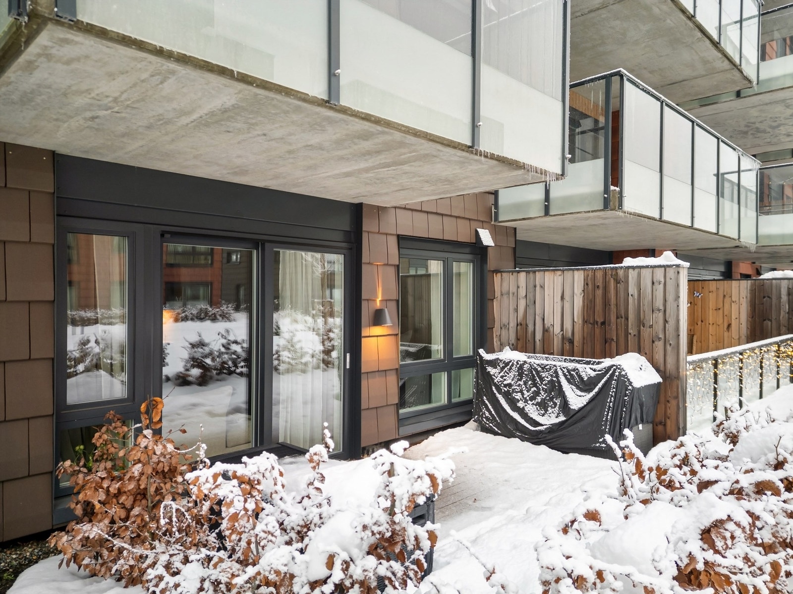 Utgang fra stue til fin terrasseplatting på ca. 13 kvm Galleribilde