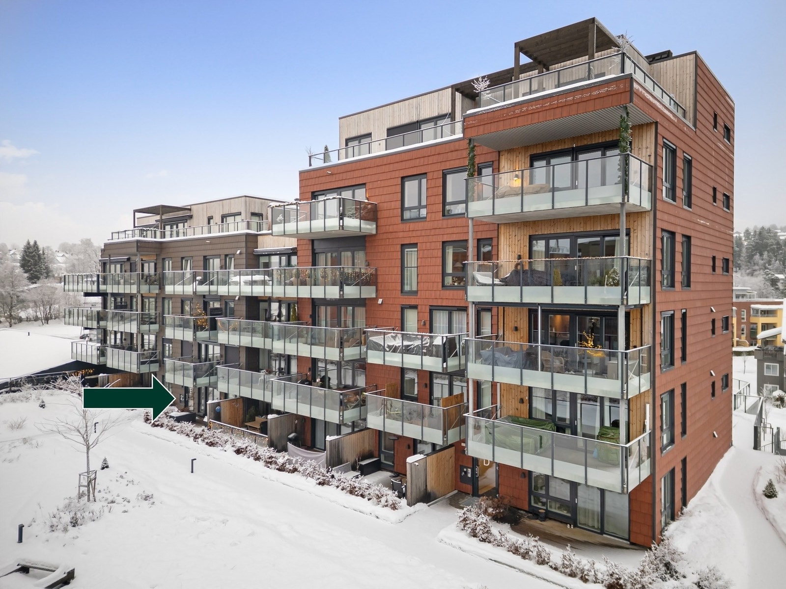 Lekker, nyere to-roms leilighet med høy standard. Leiligheten ligger i 3. etasje fra gateplan, men i 1. etasje fra atrium som kun er for beboere. Galleribilde
