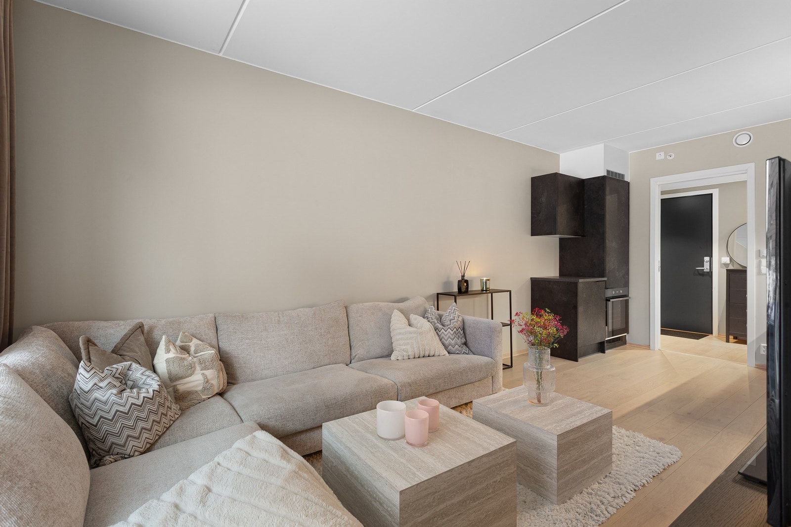 Stue med åpen løsning mot kjøkken - Plass for spisebord om det er ønskelig Galleribilde