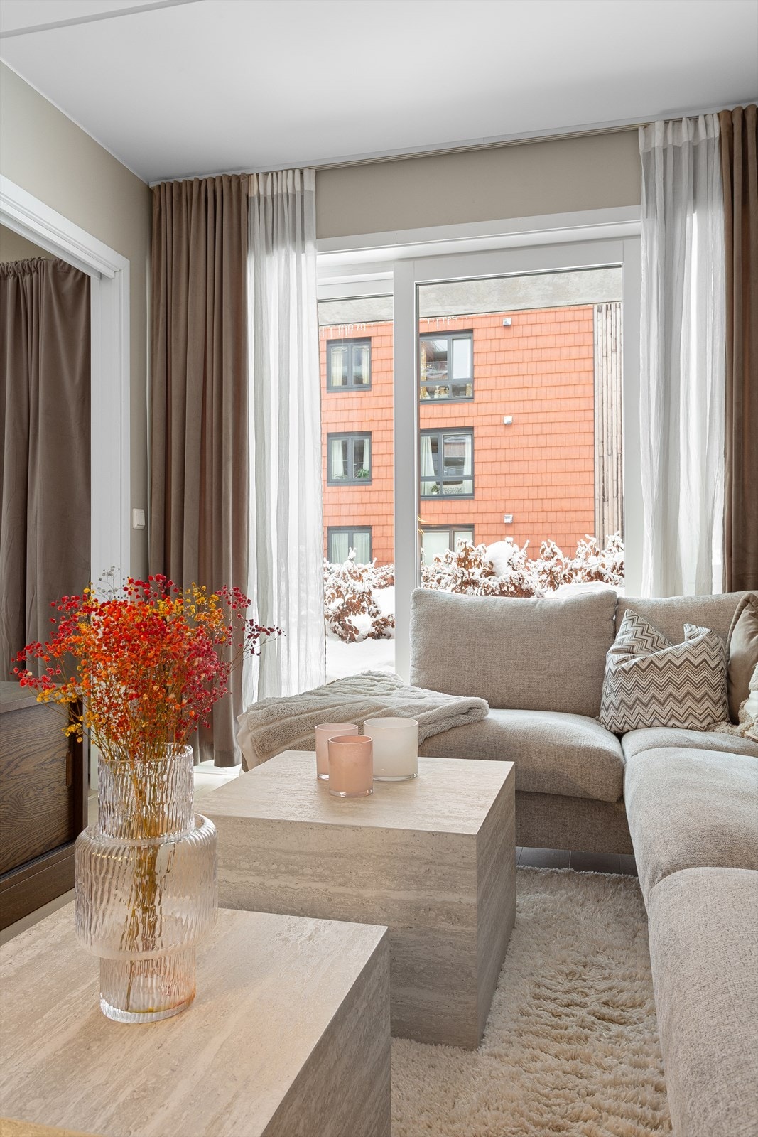 Utgang fra stuen til terrasseplatting - store vindusflater som gir mye lys inn i leiligheten Galleribilde