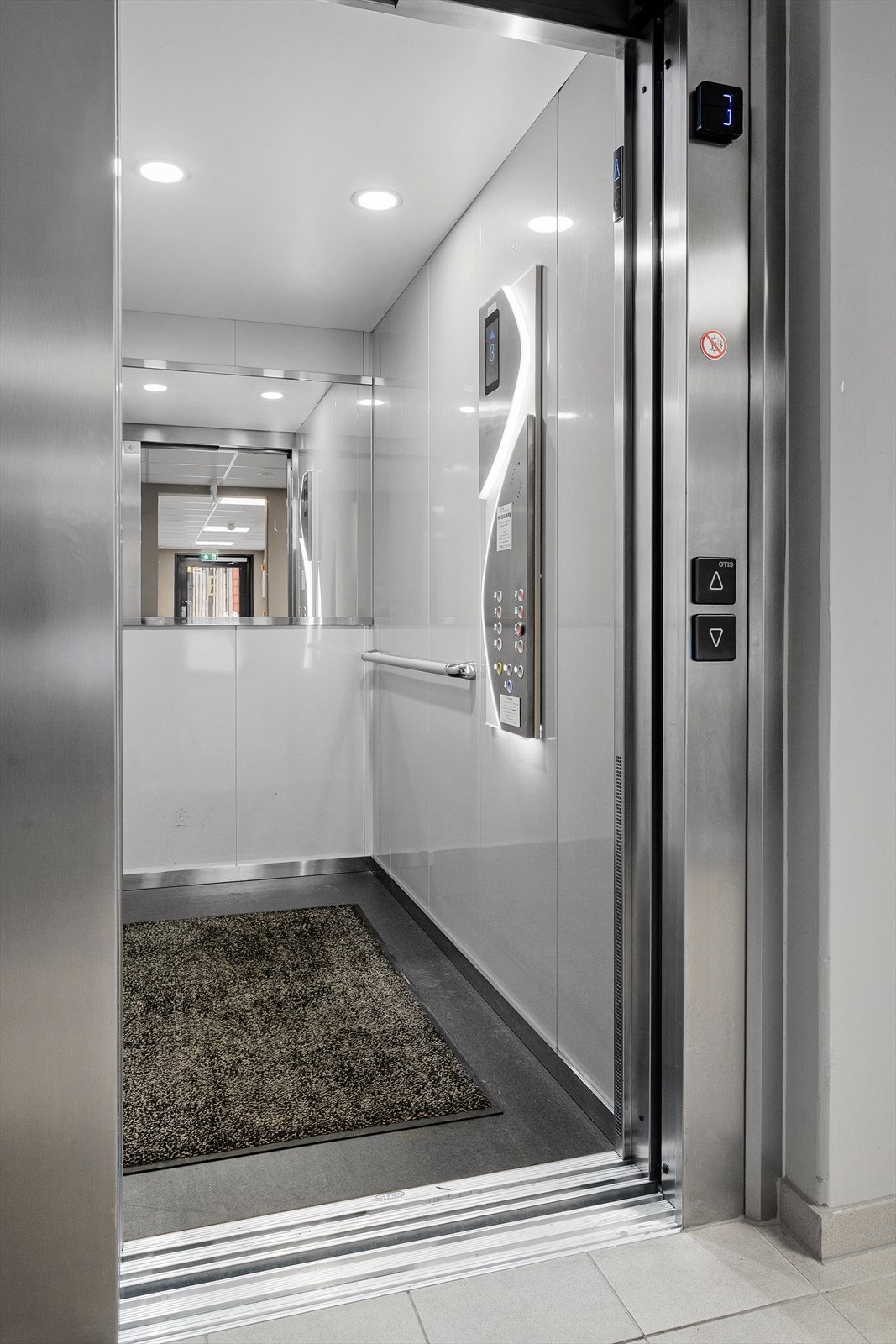 Det er heis- og trappeadkomst til leilighetens etasjeplan Galleribilde