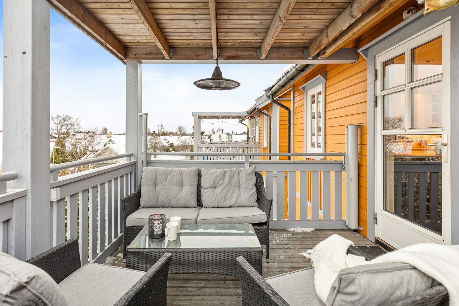 Utgang fra Stue/Spiseplass til trivelig balkong/terrasse på ca. 12 m2. Galleribilde