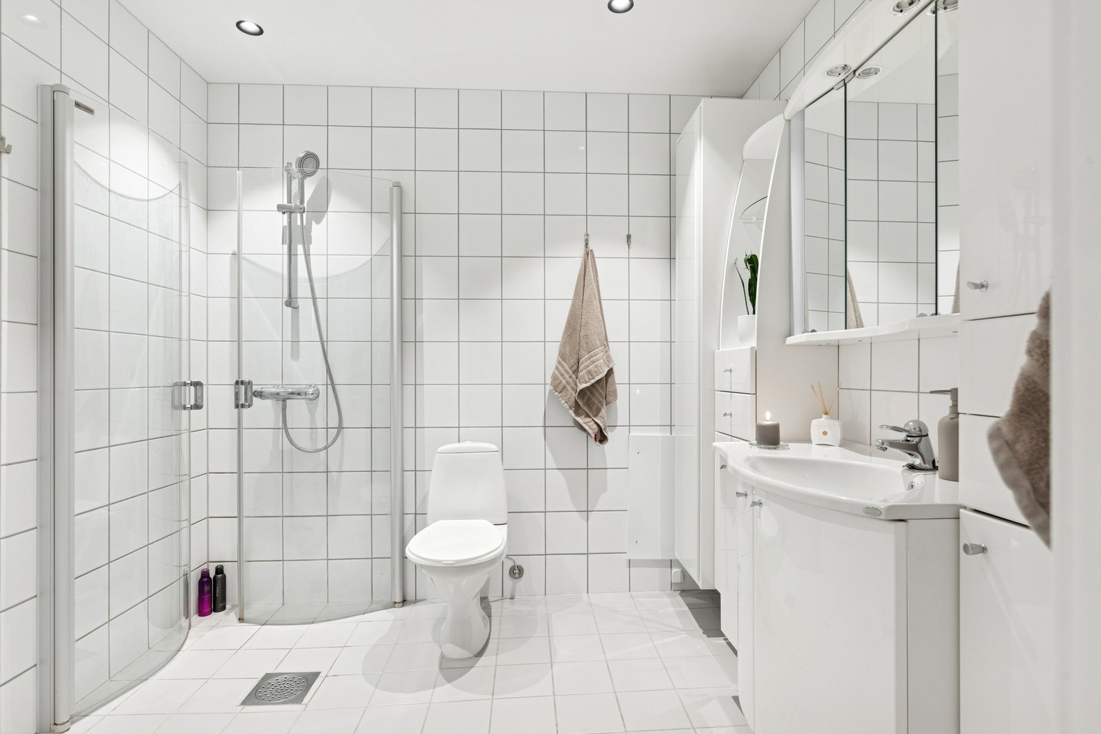 Flislagt bad med tidløse materialvalg og en praktisk innredning. Galleribilde