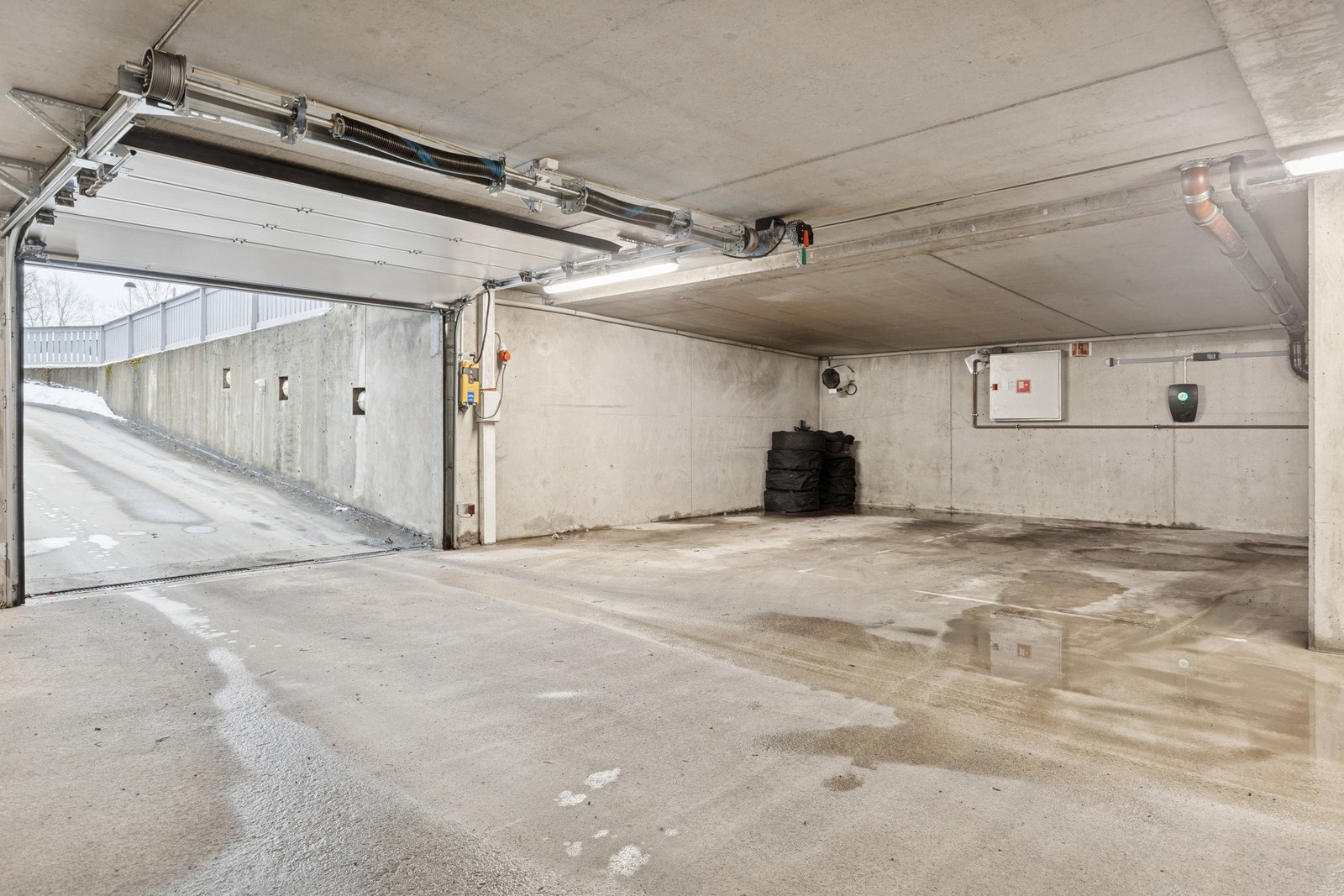 Leiligheten disponerer en biloppstillingsplass med elbil-lader i felles parkeringskjeller. Galleribilde