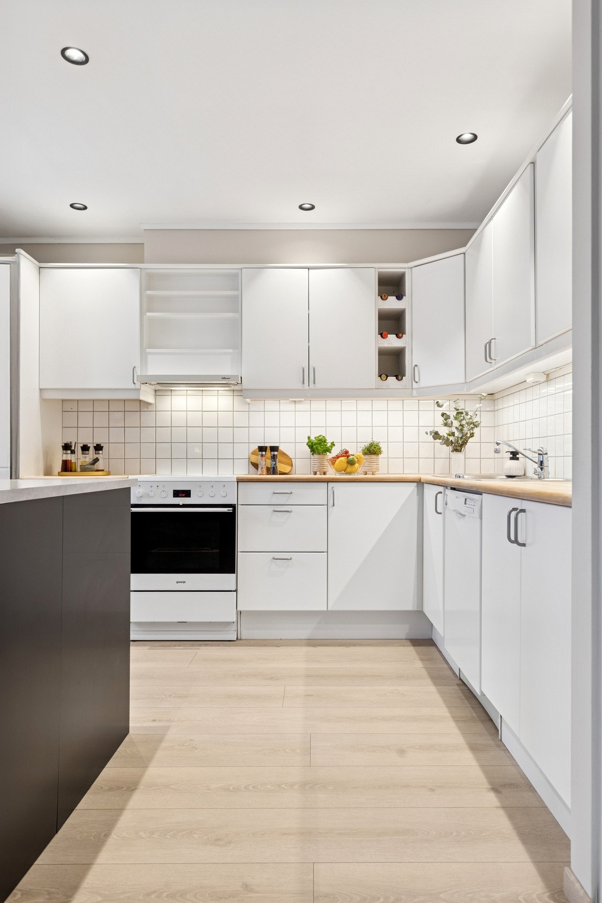 Det er god skap og benkeplass i tillegg til at kjøkkenøyen gir ekstra arbeidsflate og fungerer som et naturlig samlingspunkt når man lager mat. Galleribilde