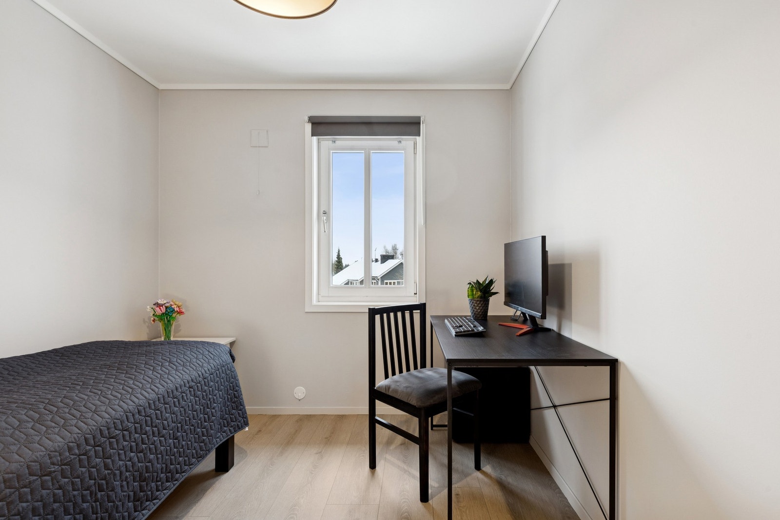 Det mindre soverommet egner seg godt som barnerom, gjesterom eller hjemmekontor. Galleribilde