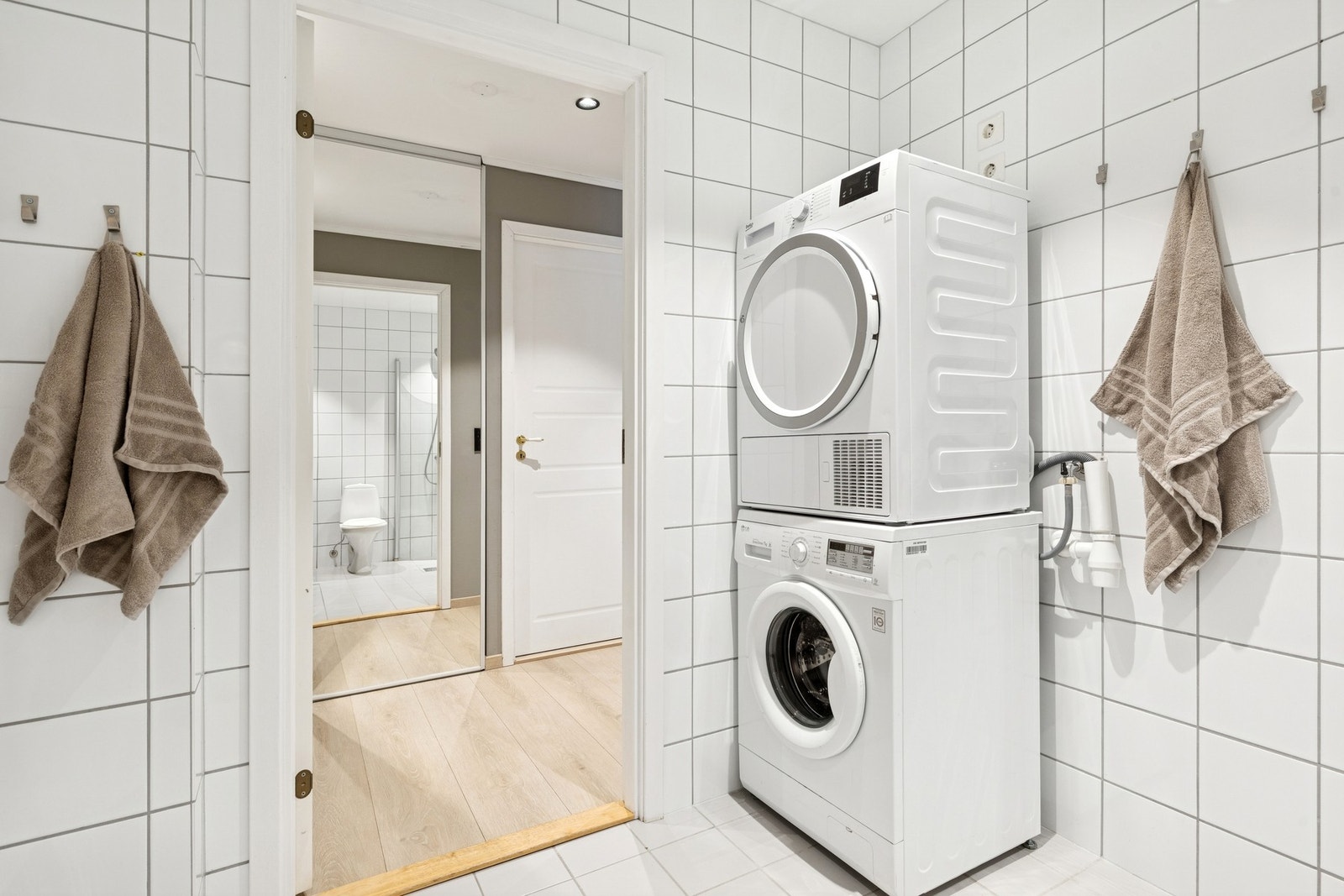 Her er det gulvvarme som gir ekstra komfort i hverdagen, dusjnisje med glass og servant med innredning. Galleribilde