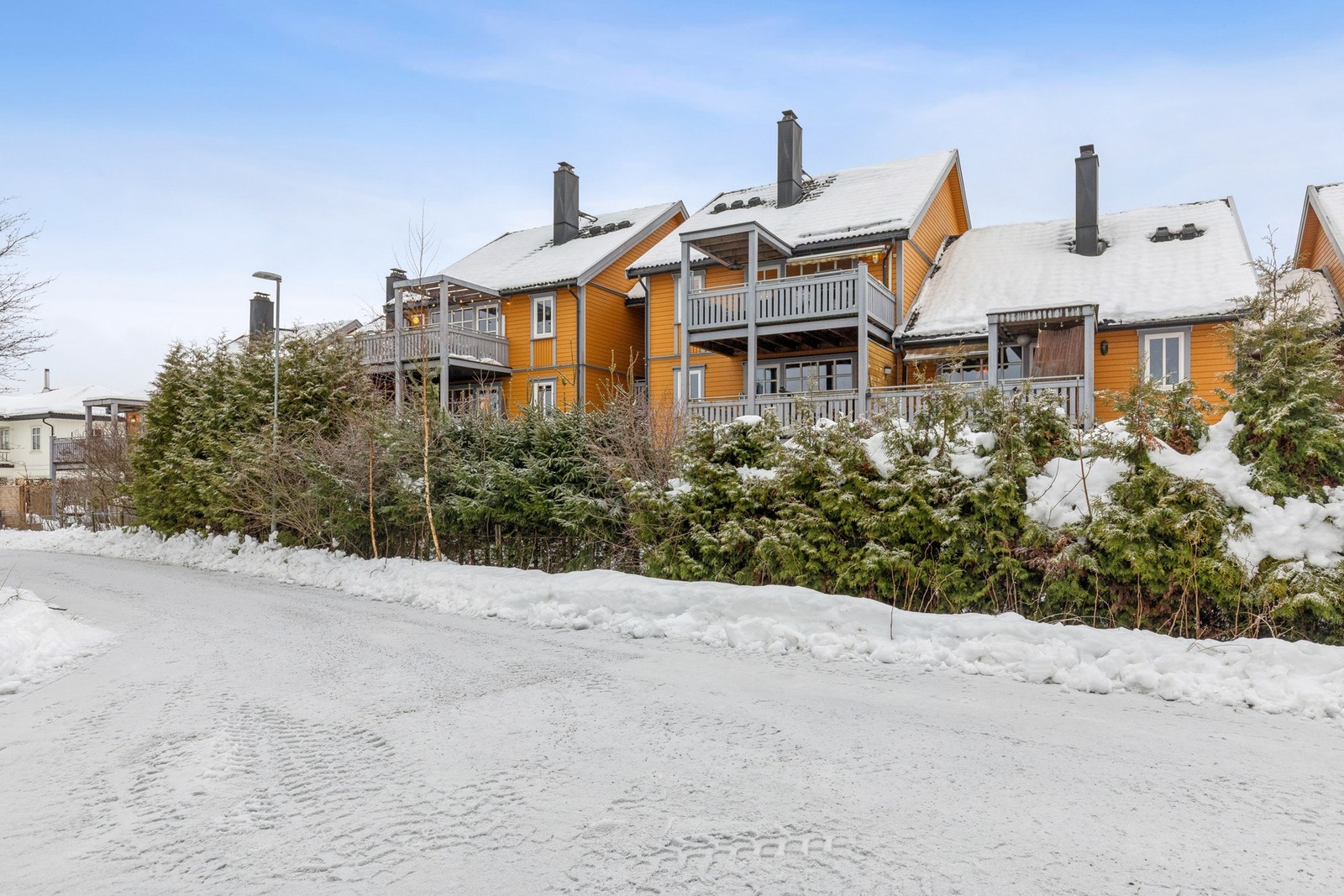 Eiendommen ligger i et sentralt boligområde på Nordbymoen, nordøst for Jessheim sentrum i Ullensaker kommune. Galleribilde