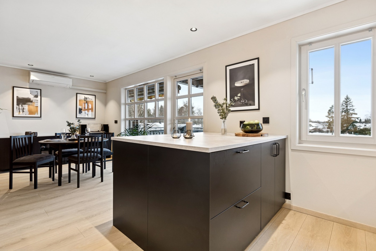 En praktisk og moderne 3-roms beliggende sentralt på Jessheim. Galleribilde