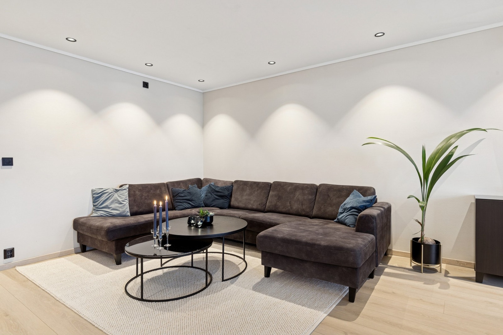 Stuen har gode møbleringsmuligheter med plass til stor sofagruppe, TV-løsning og øvrig møblement etter eget ønske. Galleribilde