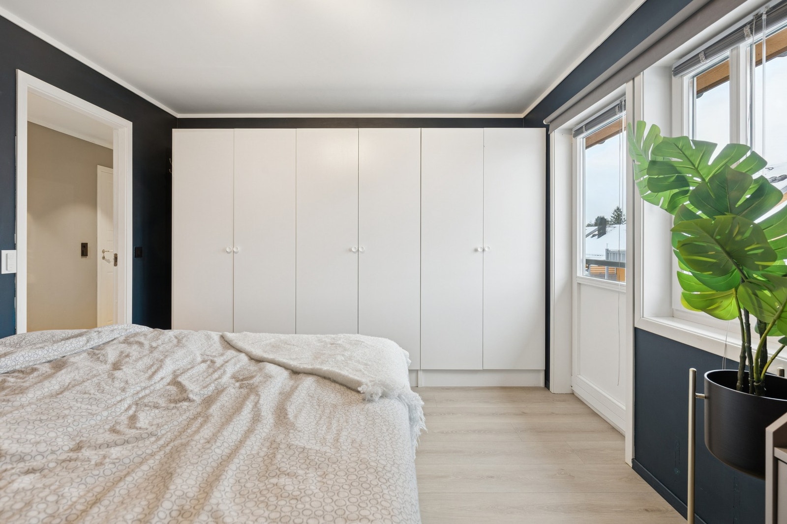 Det største soverommet passer som hovedsoverom og har god plass til stor dobbeltseng, samt garderobeløsning etter eget ønske. Galleribilde