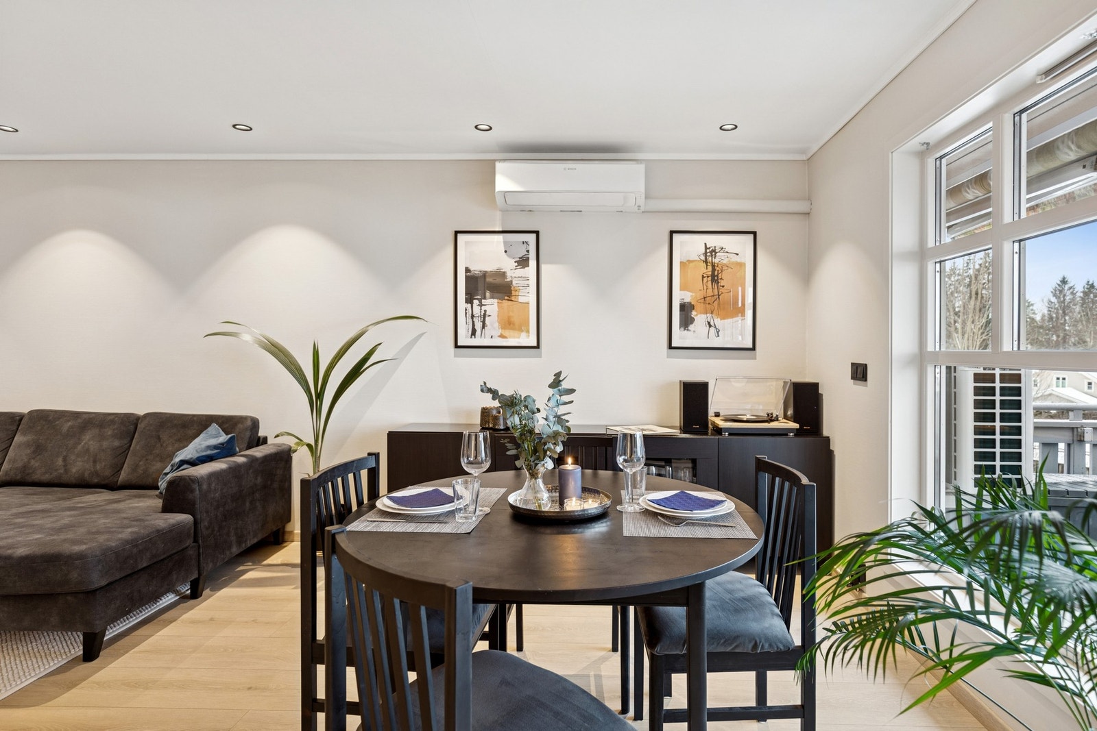 Spiseplassen ligger naturlig i tilknytning til stue og kjøkken. Galleribilde