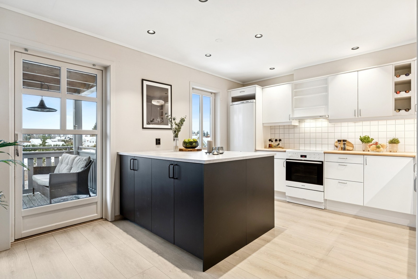 Stilrent og funksjonelt kjøkken med åpen løsning mot stue. Galleribilde