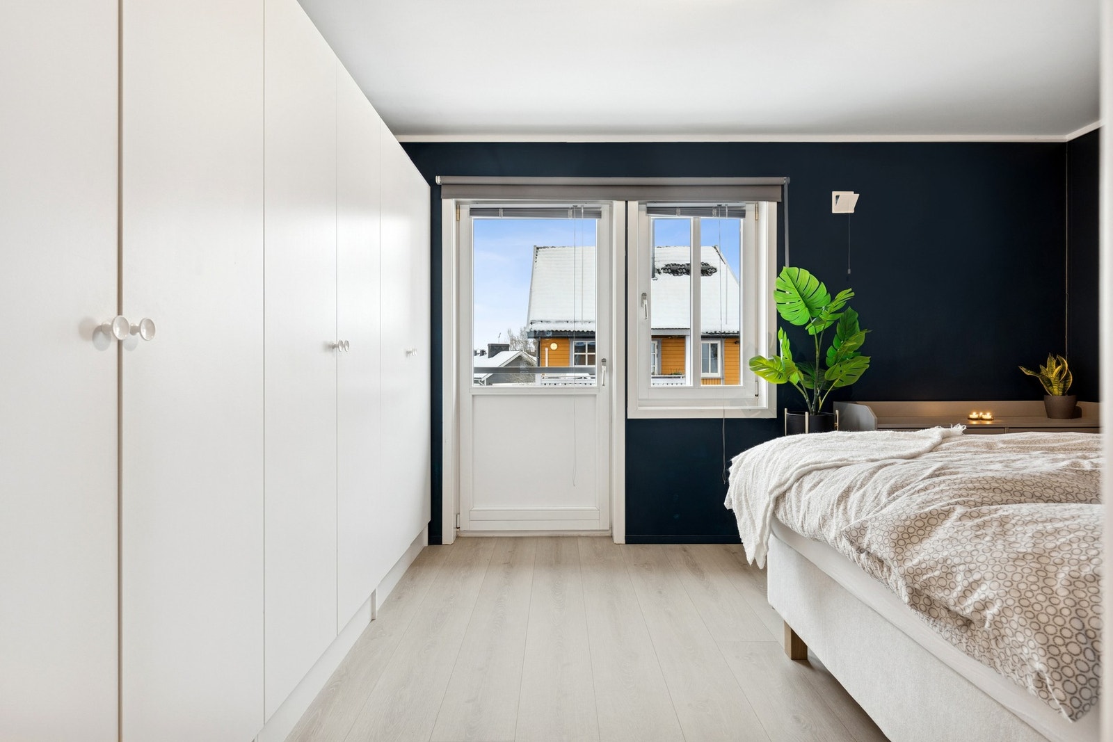 Rommet har et behagelig uttrykk og får inn rikelig med dagslys gjennom sine store vindusflater. Galleribilde