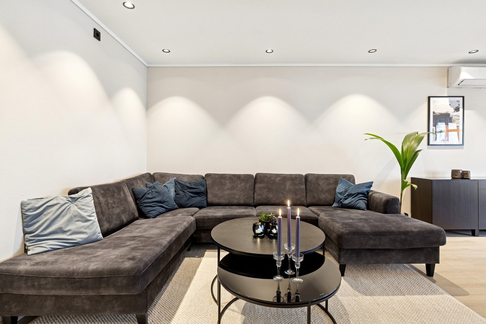 Romslig og innbydende stue med store vindusflater som gir rikelig med naturlig lys og en behagelig, luftig romfølelse. Galleribilde