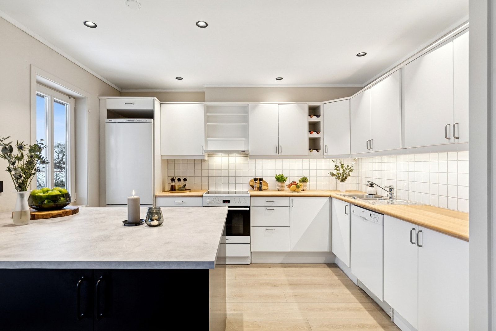 Vindusflater som slipper inn godt med lys. Galleribilde