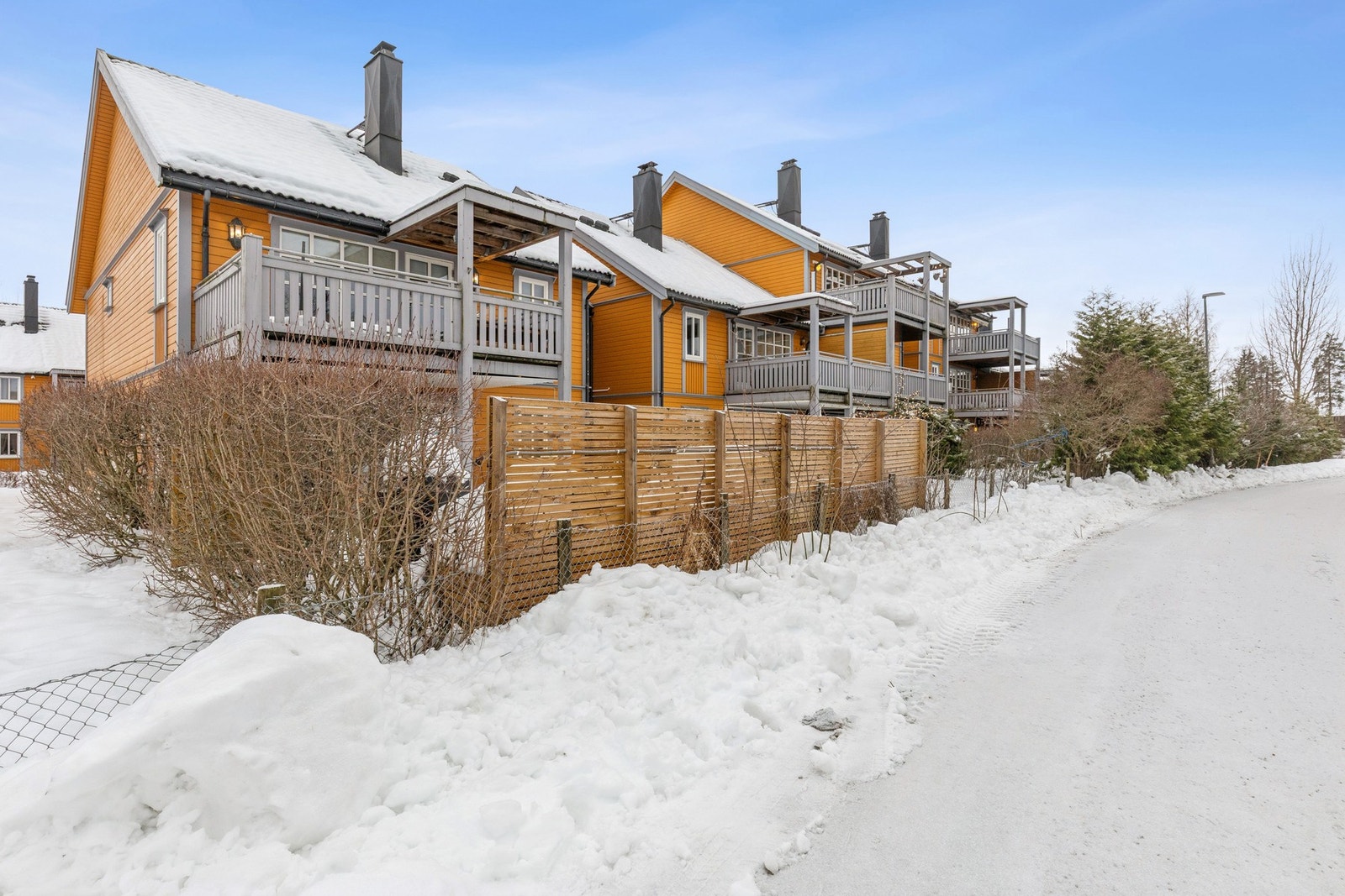 Fra boligen er det gangavstand til togstasjon, skoler og gode servicetilbud og Jessheim sentrum. Galleribilde
