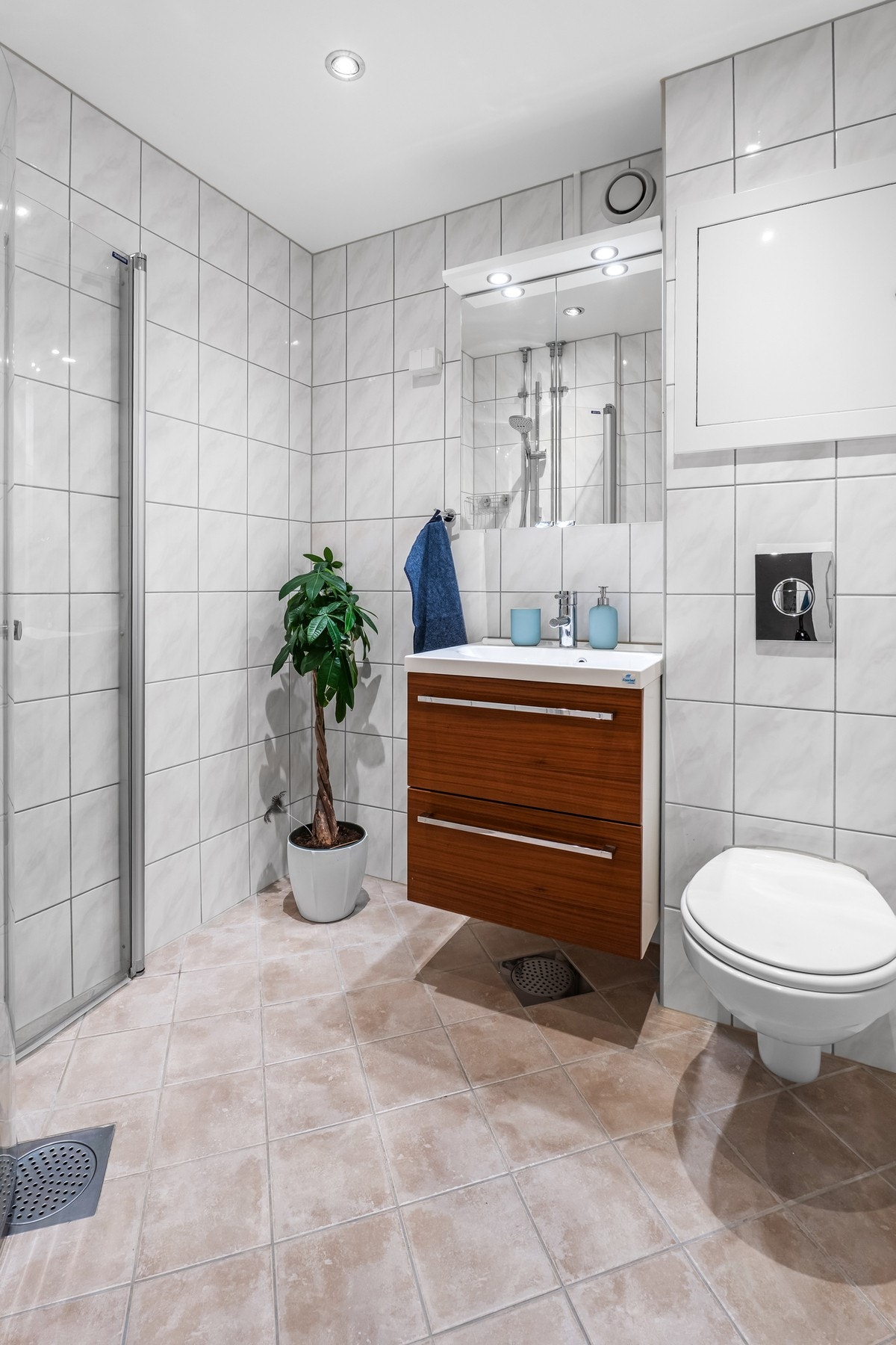 Badet er tidløst innredet og ble rehabilitert i regi av borettslaget i 2015. Galleribilde