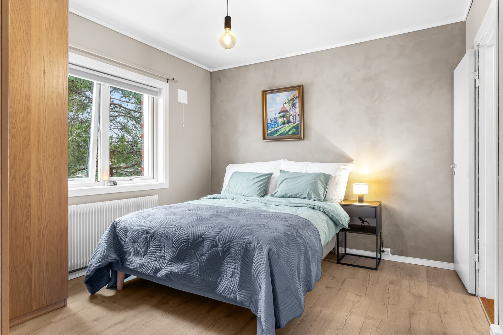 Soverommet er av god størrelse med god plass til en dobbeltseng med tilhørende nattbord. Galleribilde