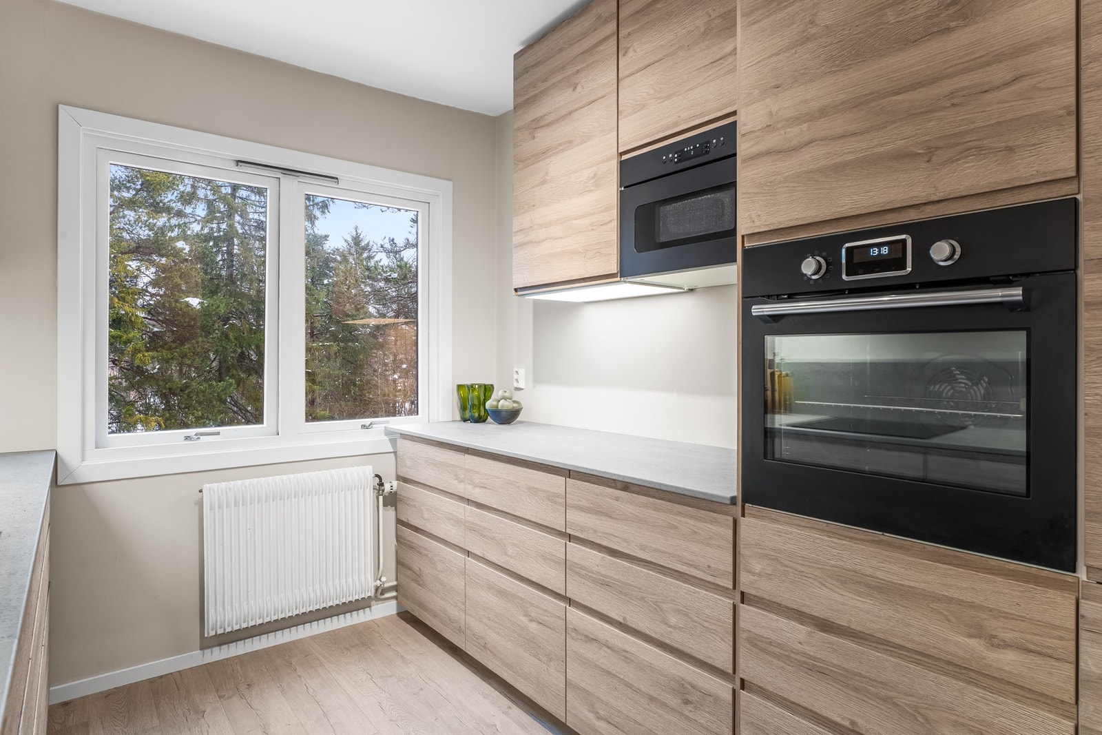 Kjøkkenet er utstyrt med integrert induksjonsplatetopp, stekeovn, mikrobølgeovn, oppvaskmaskin og kjøl- og fryseskap. Galleribilde