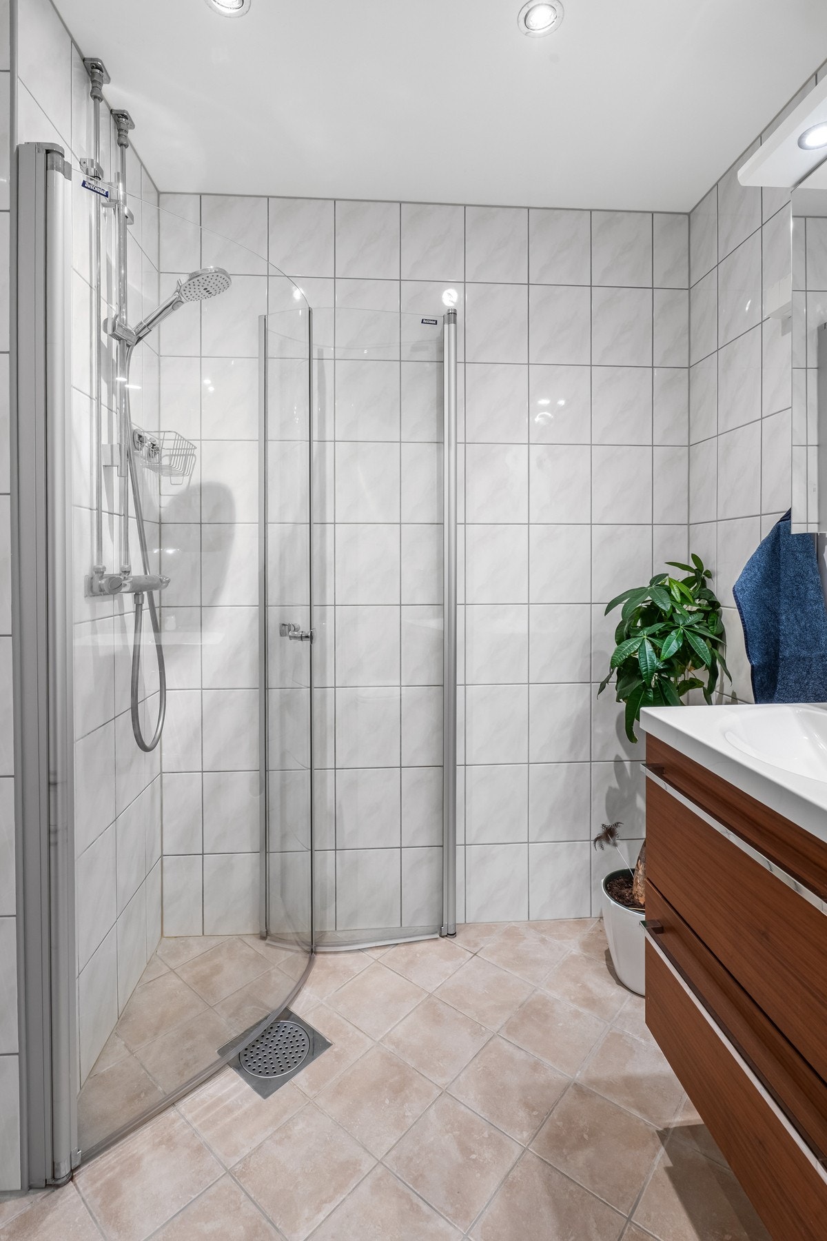 Baderommet er utstyrt med termostatstyrte varmekabler i gulvet og downlights. Galleribilde