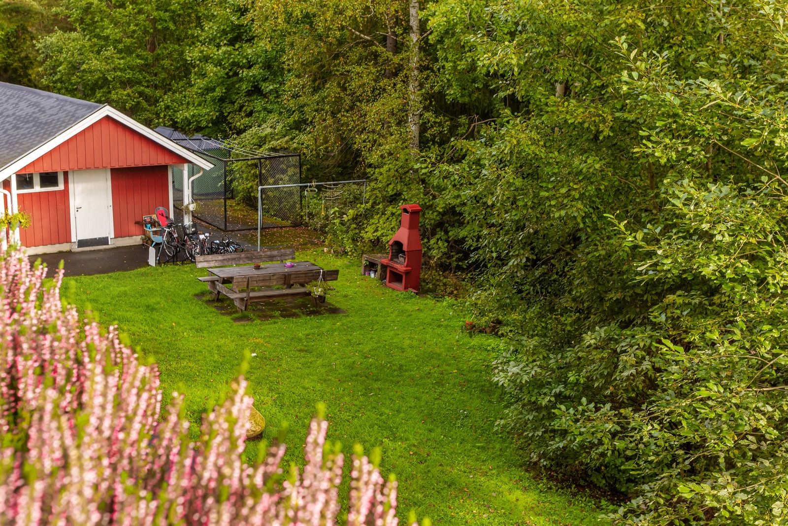 Fellesarealene er opparbeidet med hyggelige grøntområder med sittegrupper og mulighet for grill. Det er også utvendig sykkelparkering i det røde huset. Galleribilde