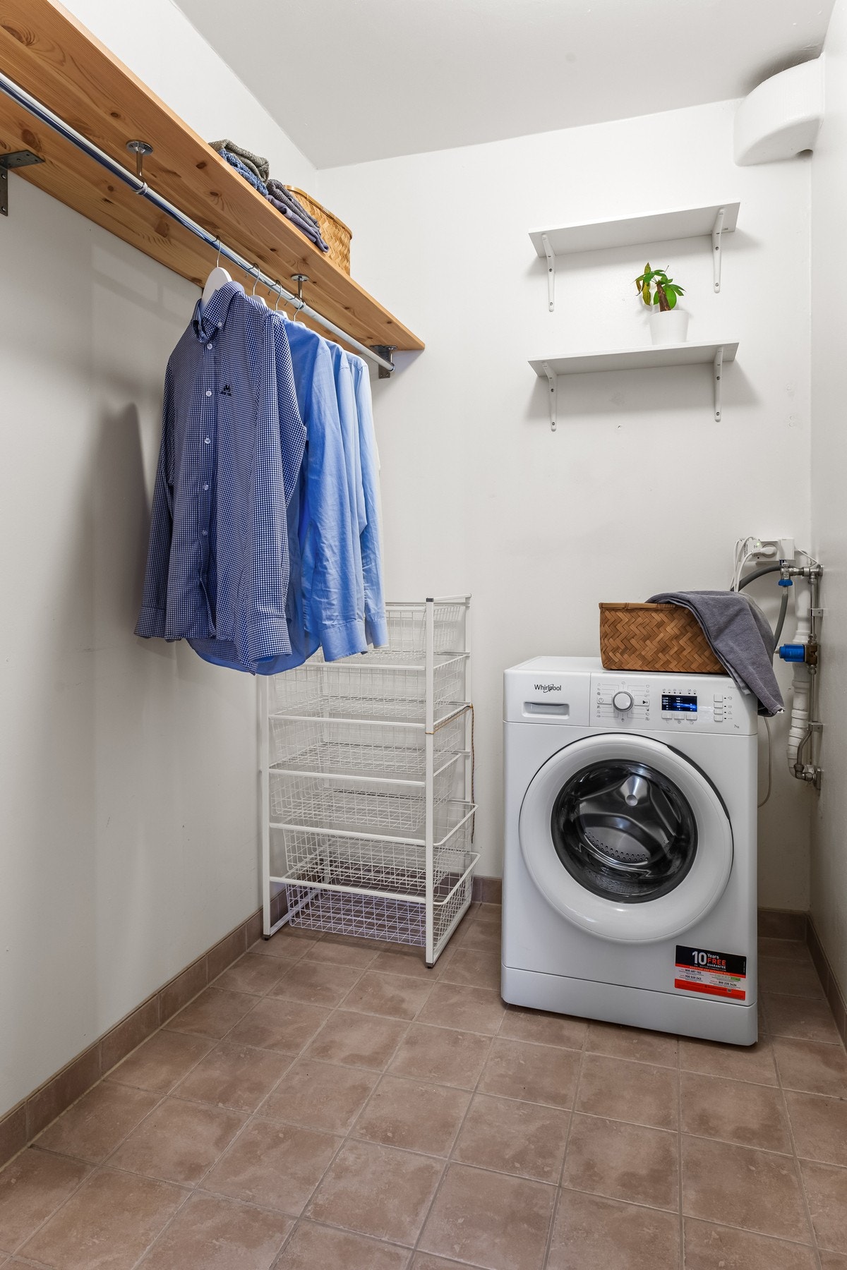 Fra soverommet er direkte adkomst til et omkledningsrom med opplegg for vaskemaskin og fliser i gulv. Galleribilde