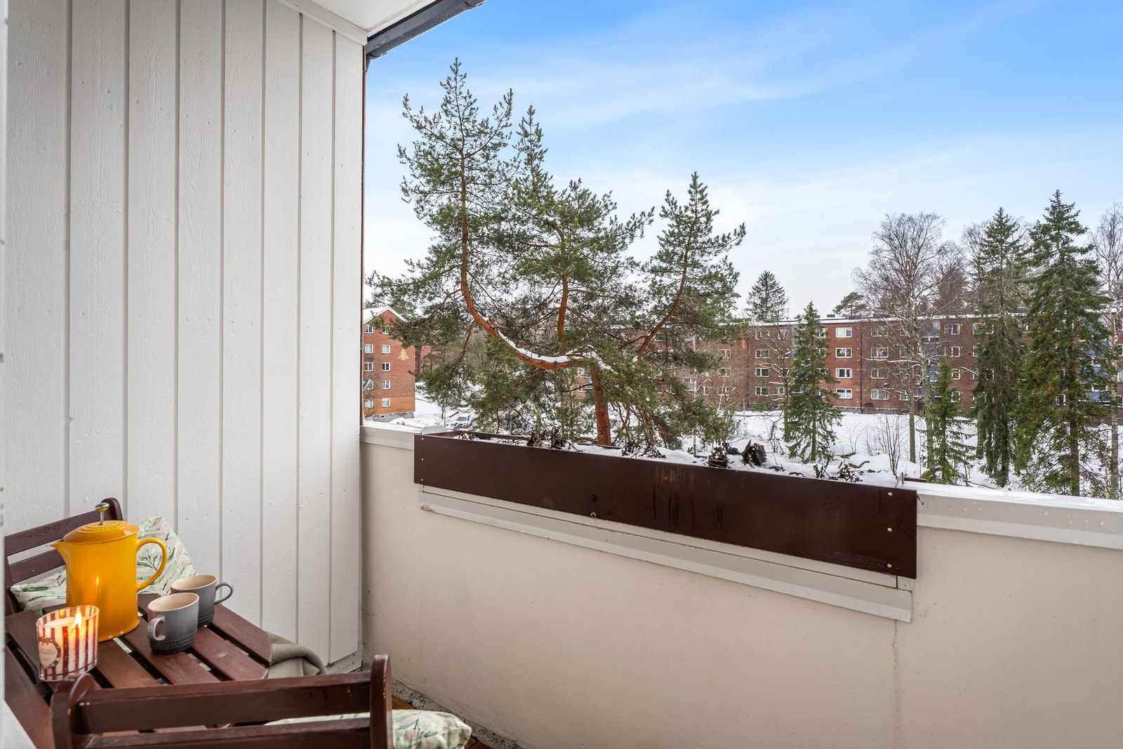 Balkongen har fin utsikt mot naturskjønne omgivelser. Galleribilde