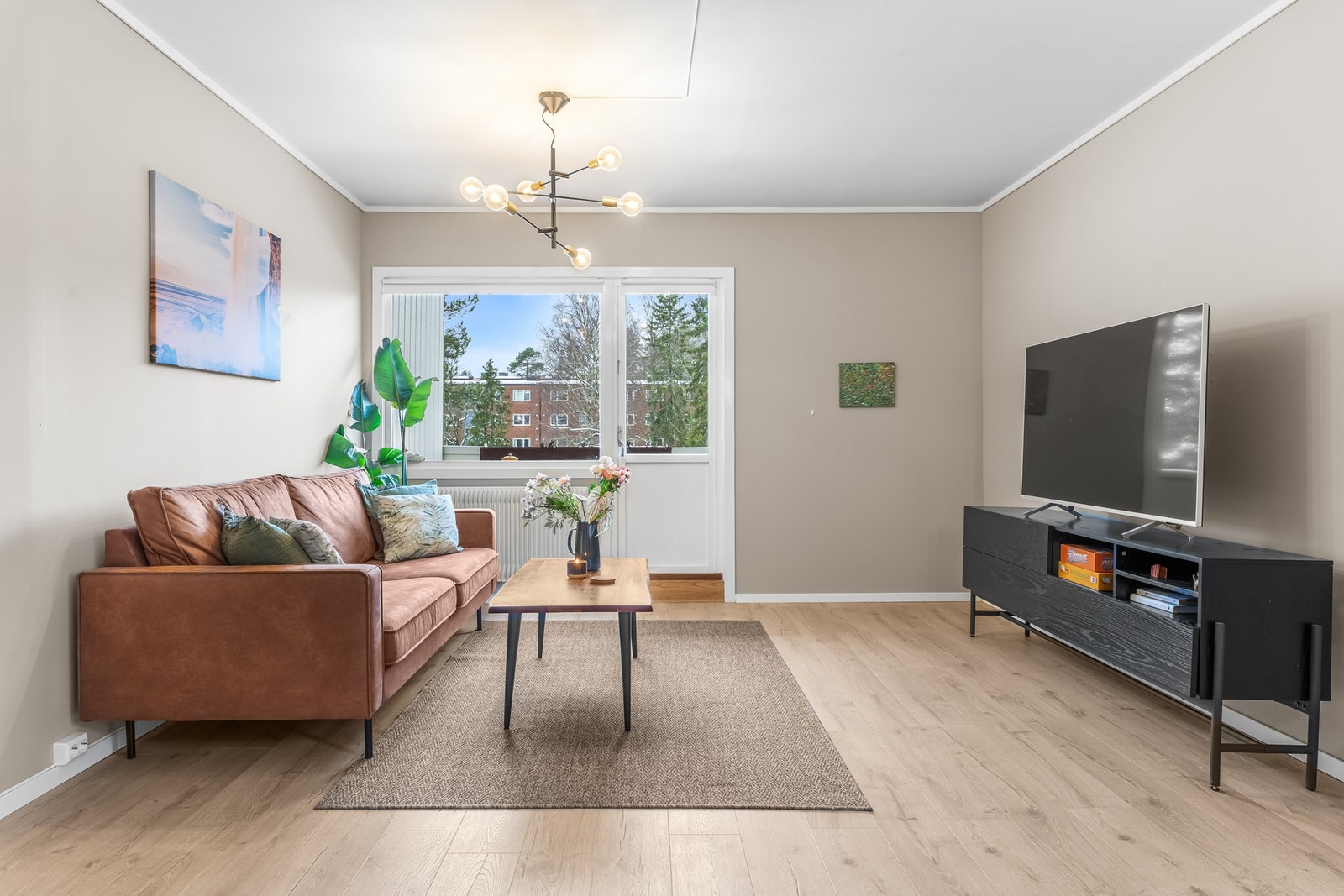 Dette er en gjennomgående og romslig 2-roms endeleilighet på populære Bøler. Galleribilde