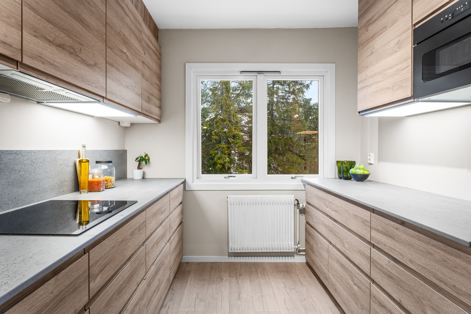 Fra entréen er det adkomst til et flott og separat kjøkken med innredning fra IKEA (2022). Galleribilde