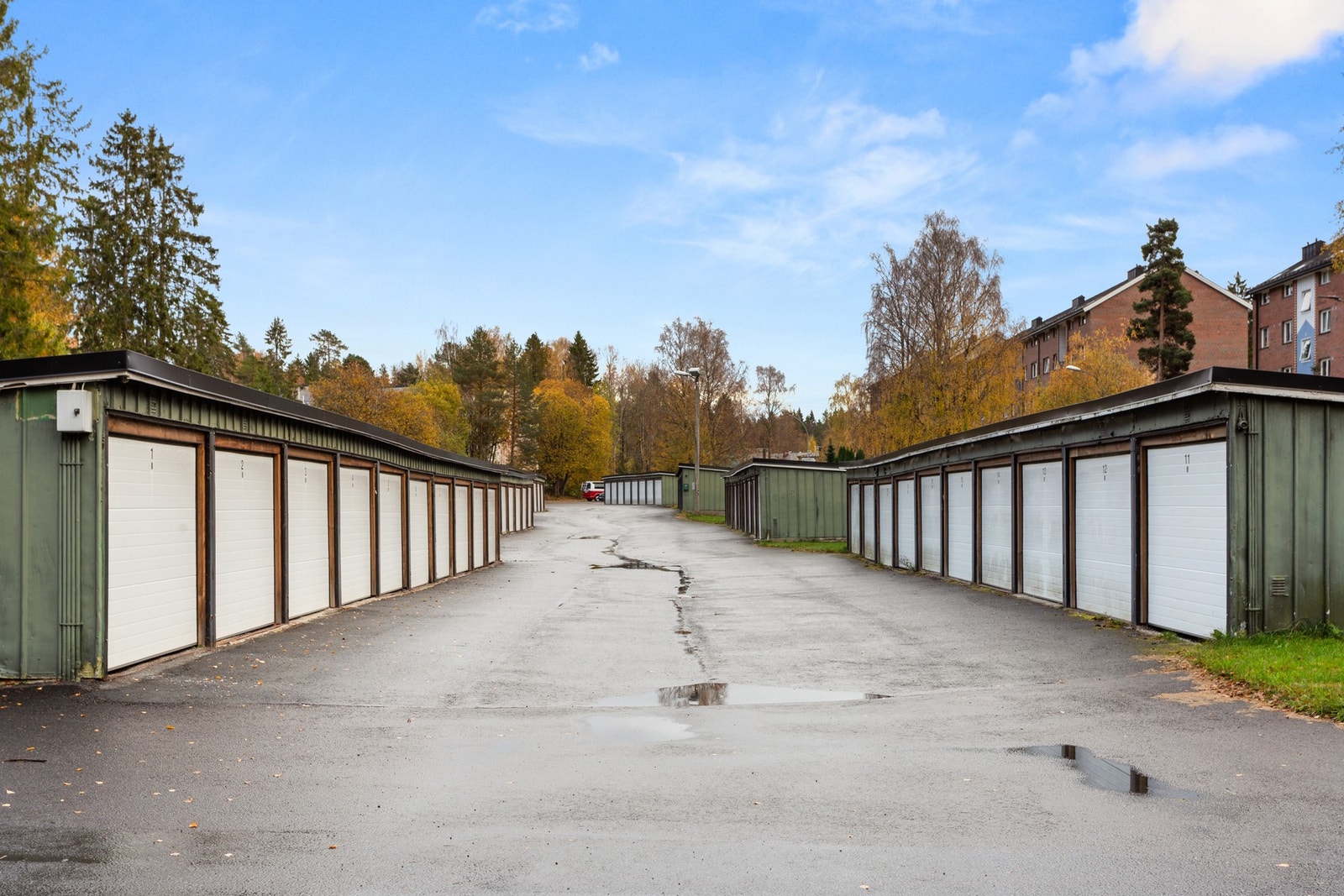 Det er muligheter for leie av parkeringsplass i borettslaget etter venteliste, samt garasjeplass. Leiekostnader vil påløpe ved leie. Galleribilde