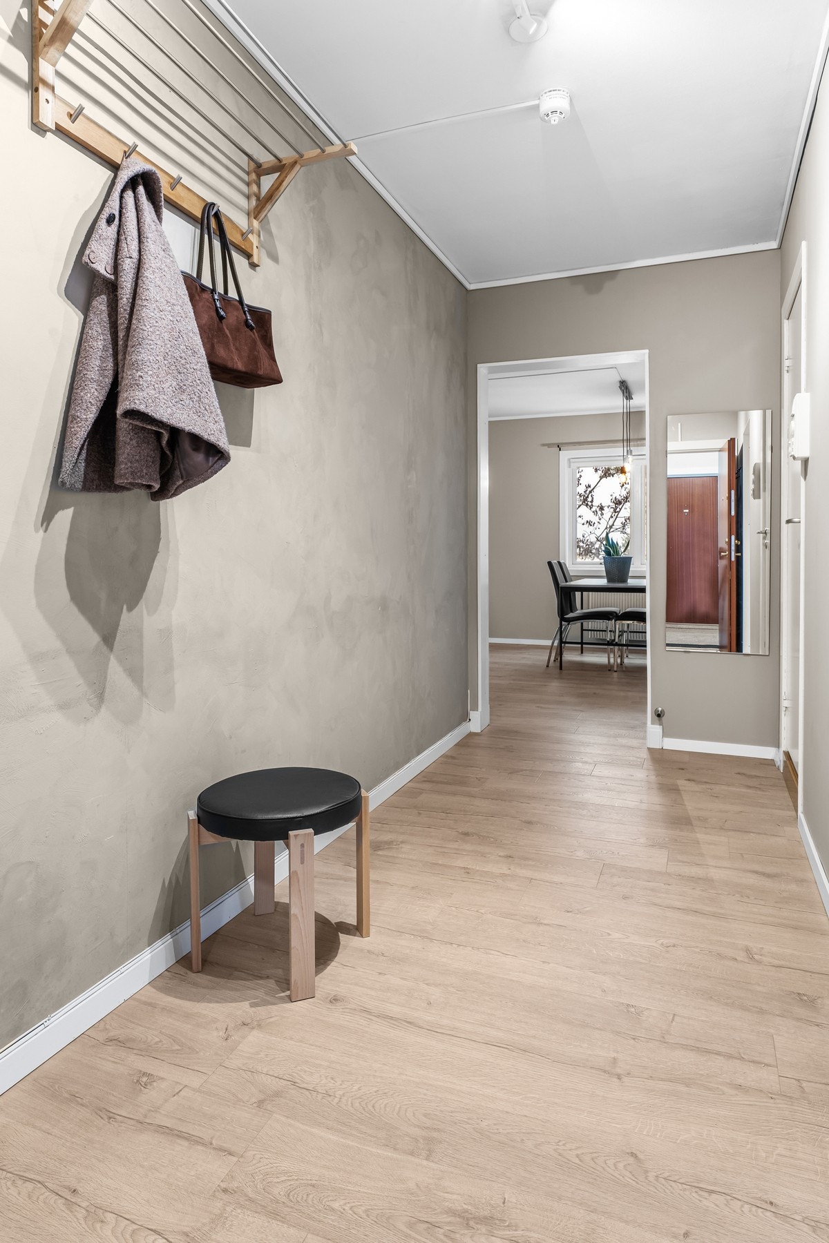 Du ønskes velkommen inn i en romslig entré med muligheter for oppheng av ytterbekledning. Galleribilde