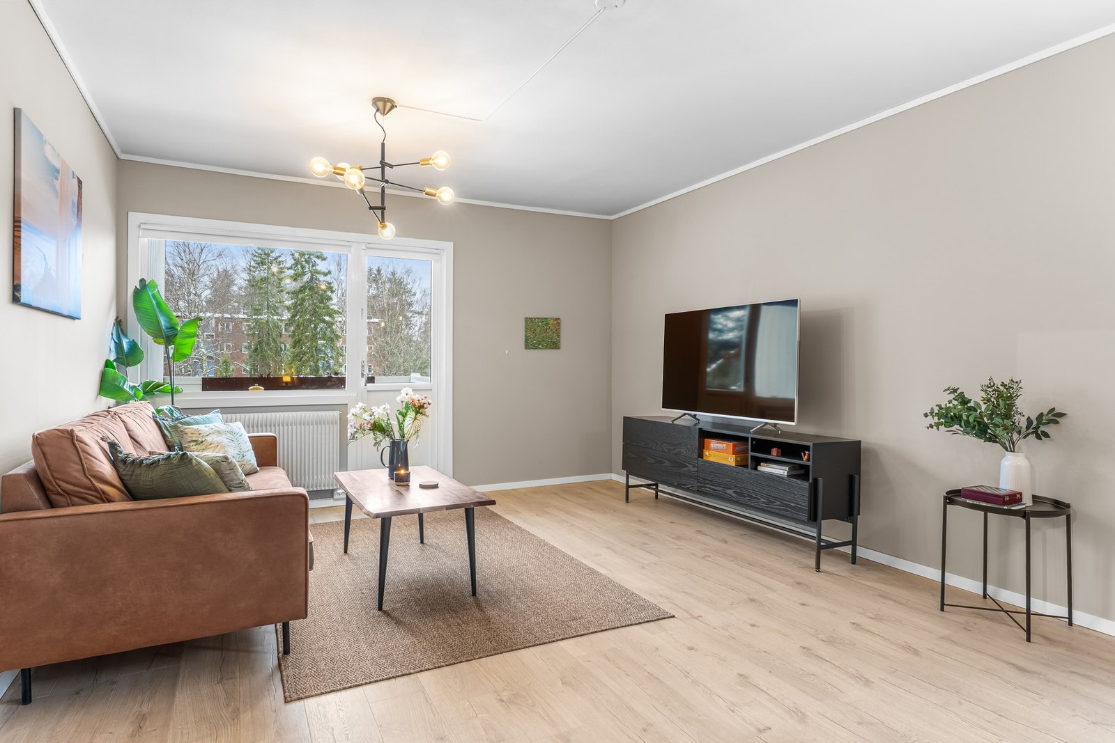 Store vinduer fra to sider i stuen gir rikelig med naturlig lysinnslipp. Galleribilde