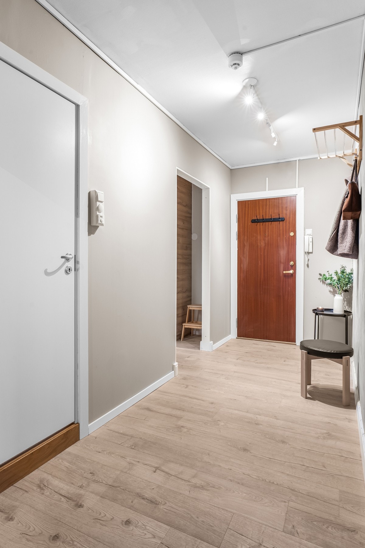 Fra entréen er det adkomst til kjøkken og bad. Galleribilde