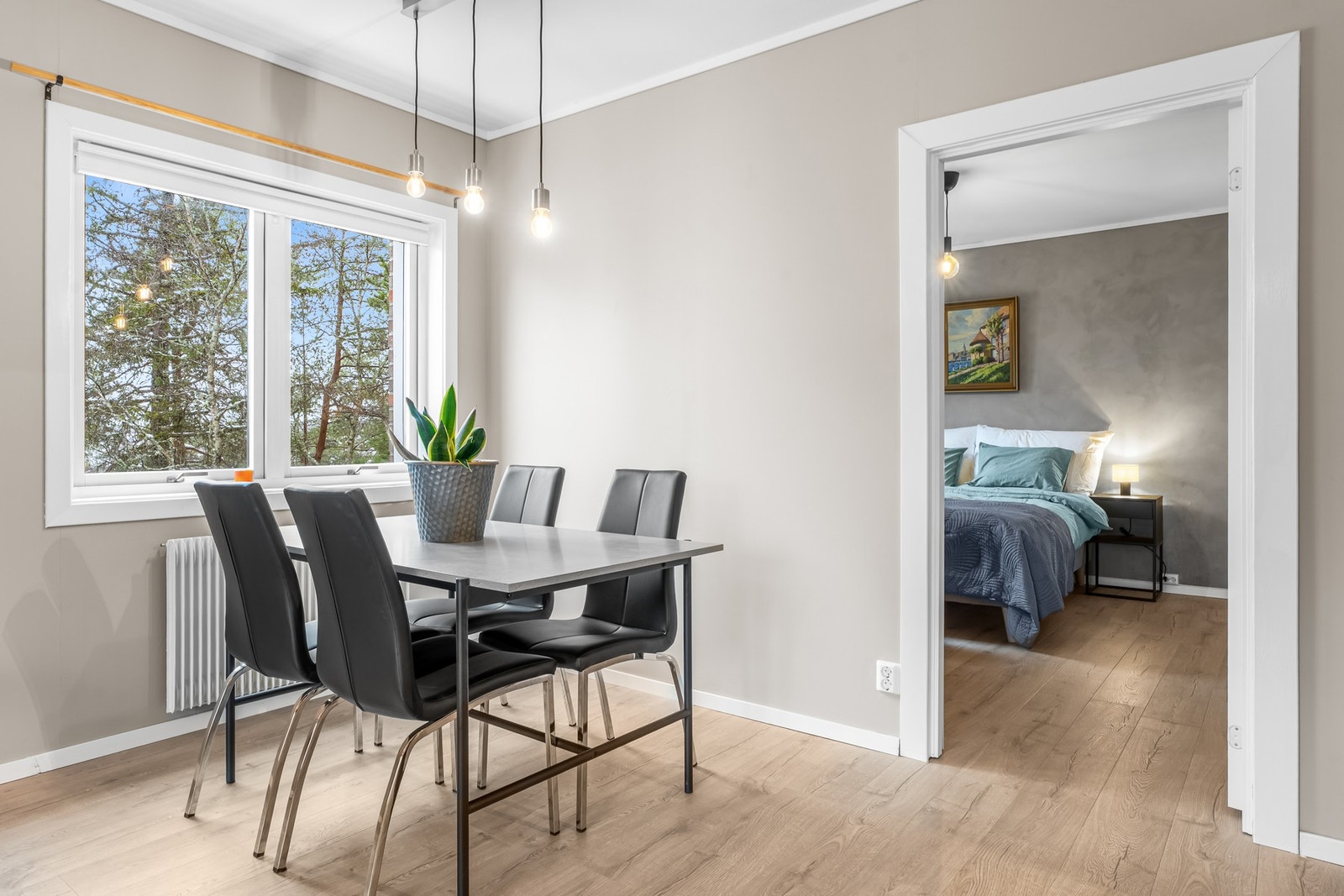 Oppholdsrommet har en naturlig fordeling av soner. Blant annet får du fint plass til et hyggelig spisebord. Galleribilde