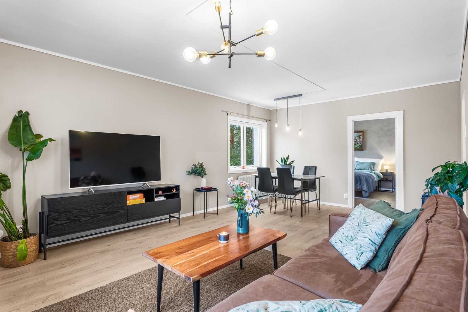 Boligen har slitesterkt laminat gulv og glatte malte veggflater. Galleribilde