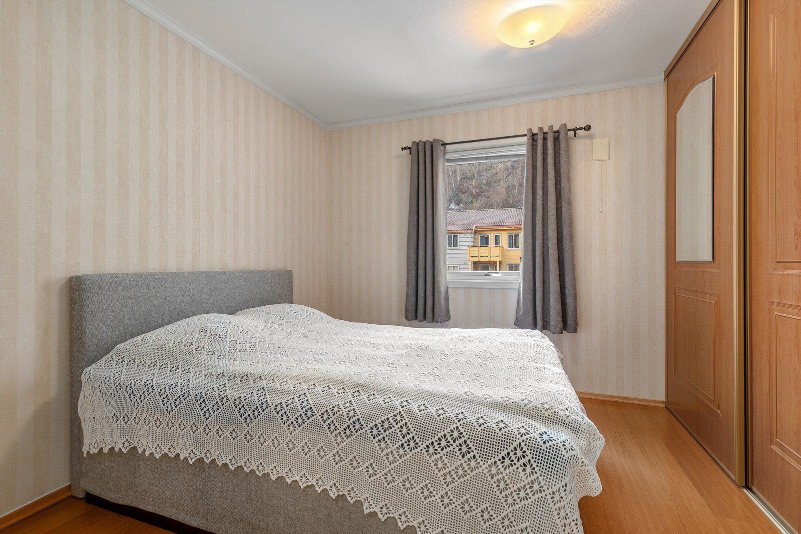 Leilegheita har soverom i hovudetasje med tilhøyrande skyvedørsgarderobe, samt eit ekstra soverom i underetasjen, som òg kan nyttast som kontor eller gjesterom. Galleribilde