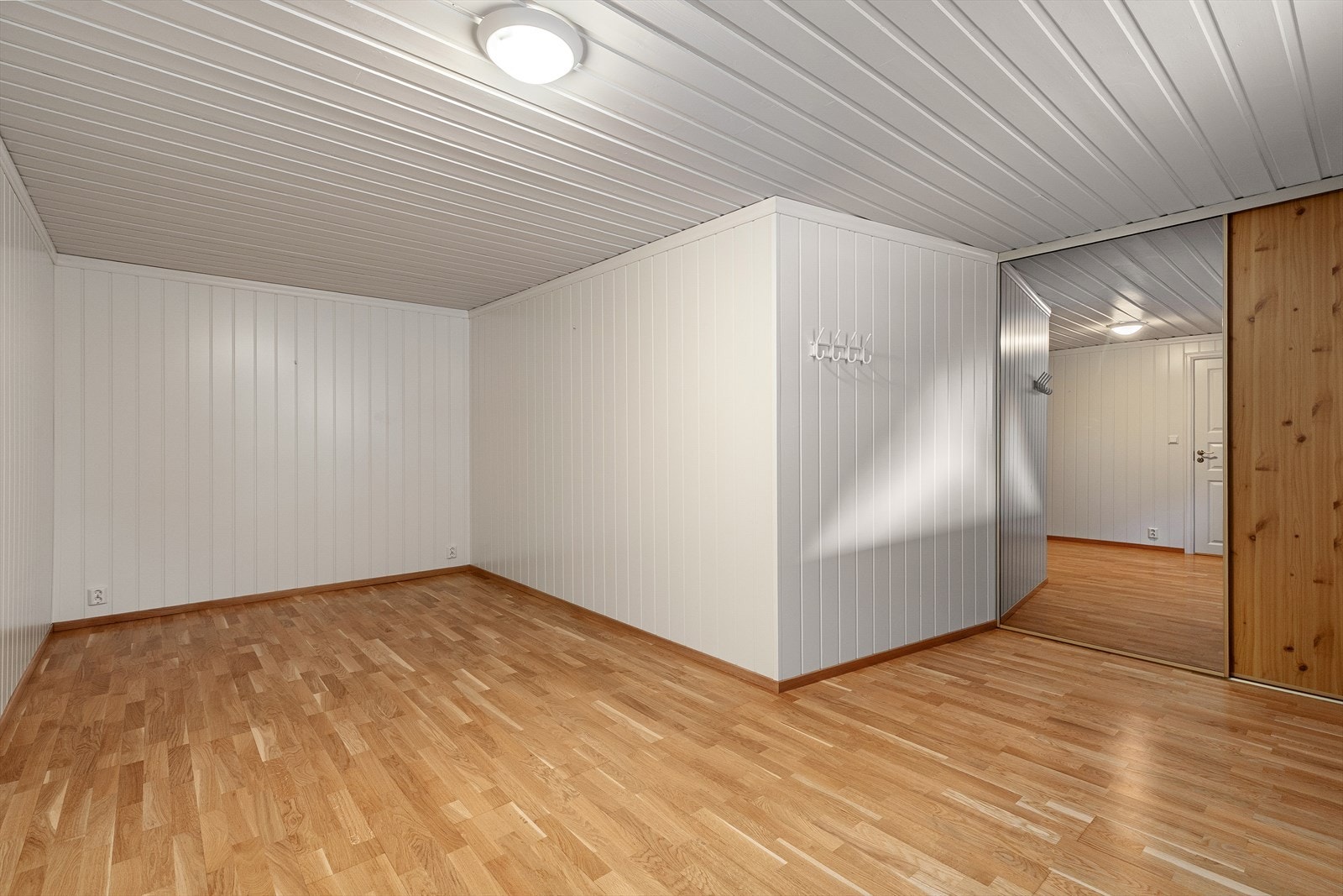 Skyvedørsgarderobe til oppbevaring. Galleribilde